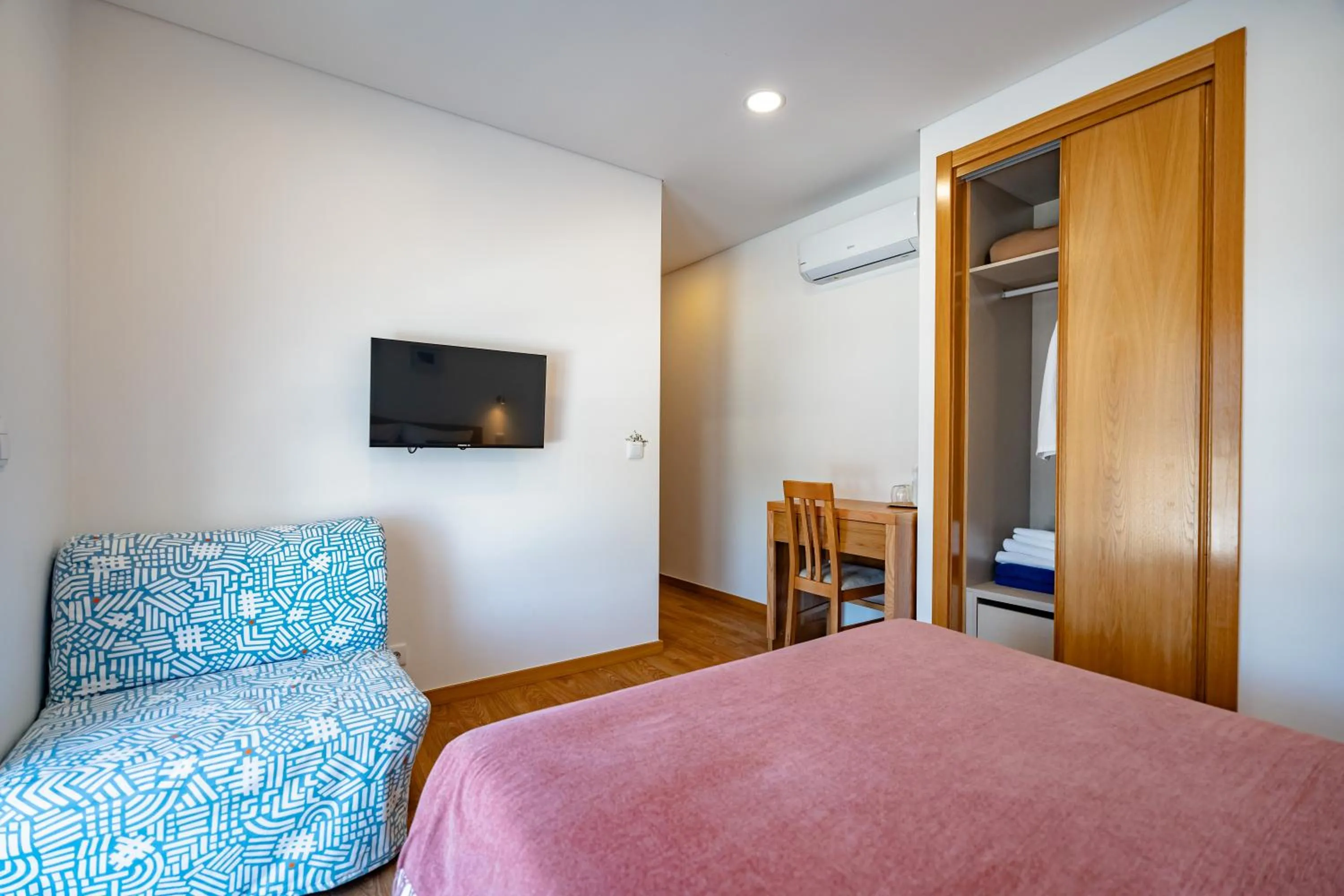 TV and multimedia, Bed in Alojamento Jasmine