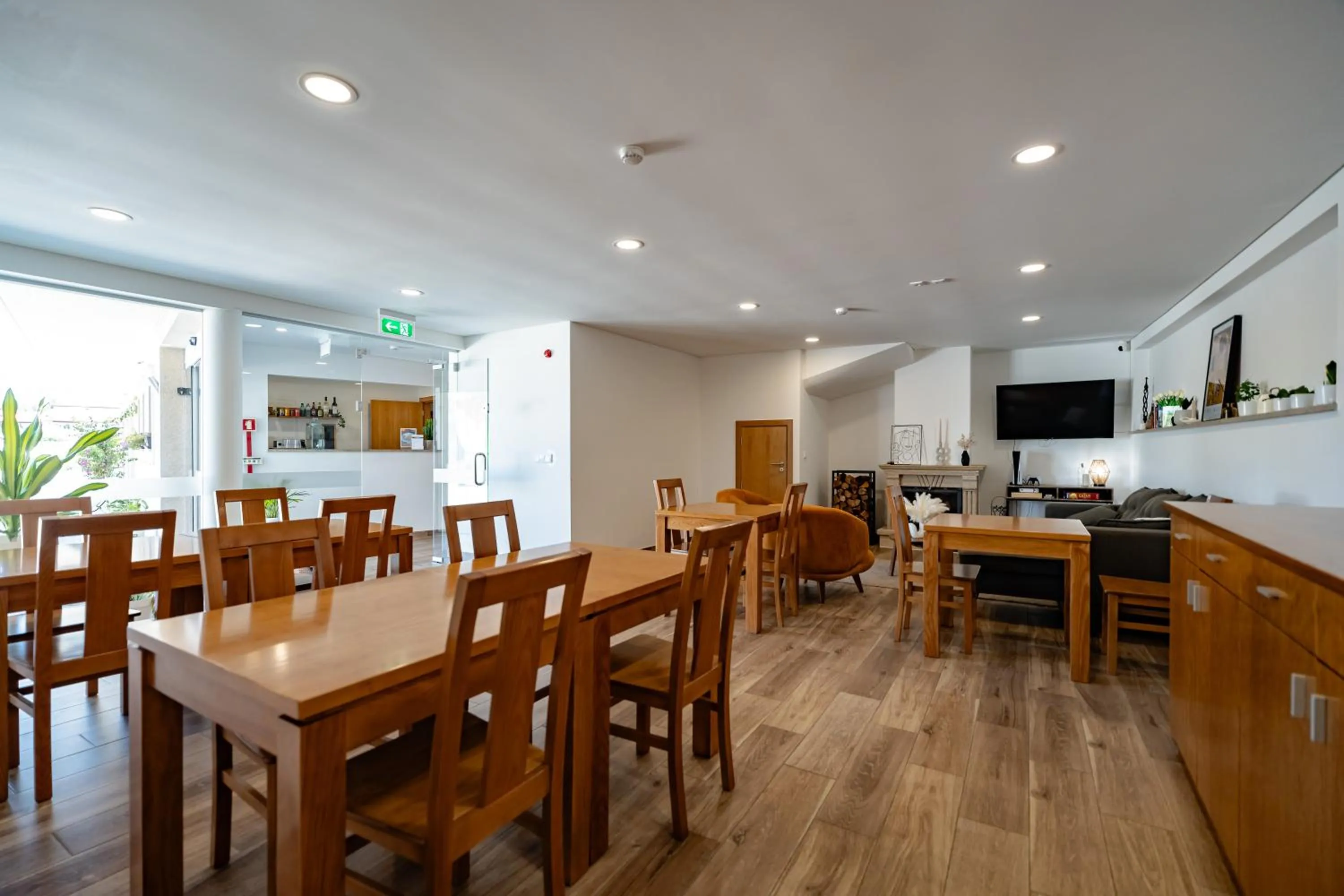 Communal lounge/ TV room in Alojamento Jasmine