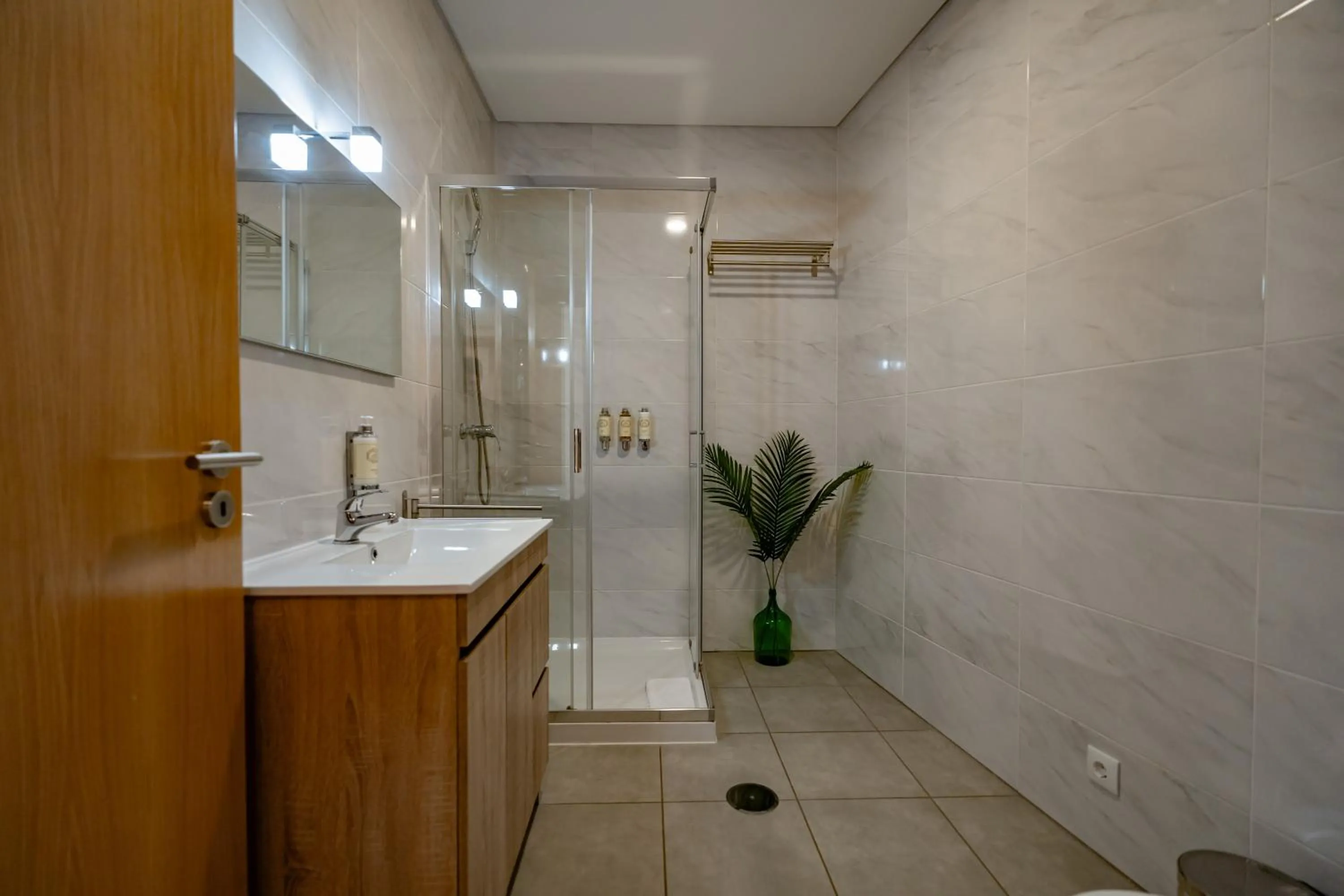 Shower in Alojamento Jasmine