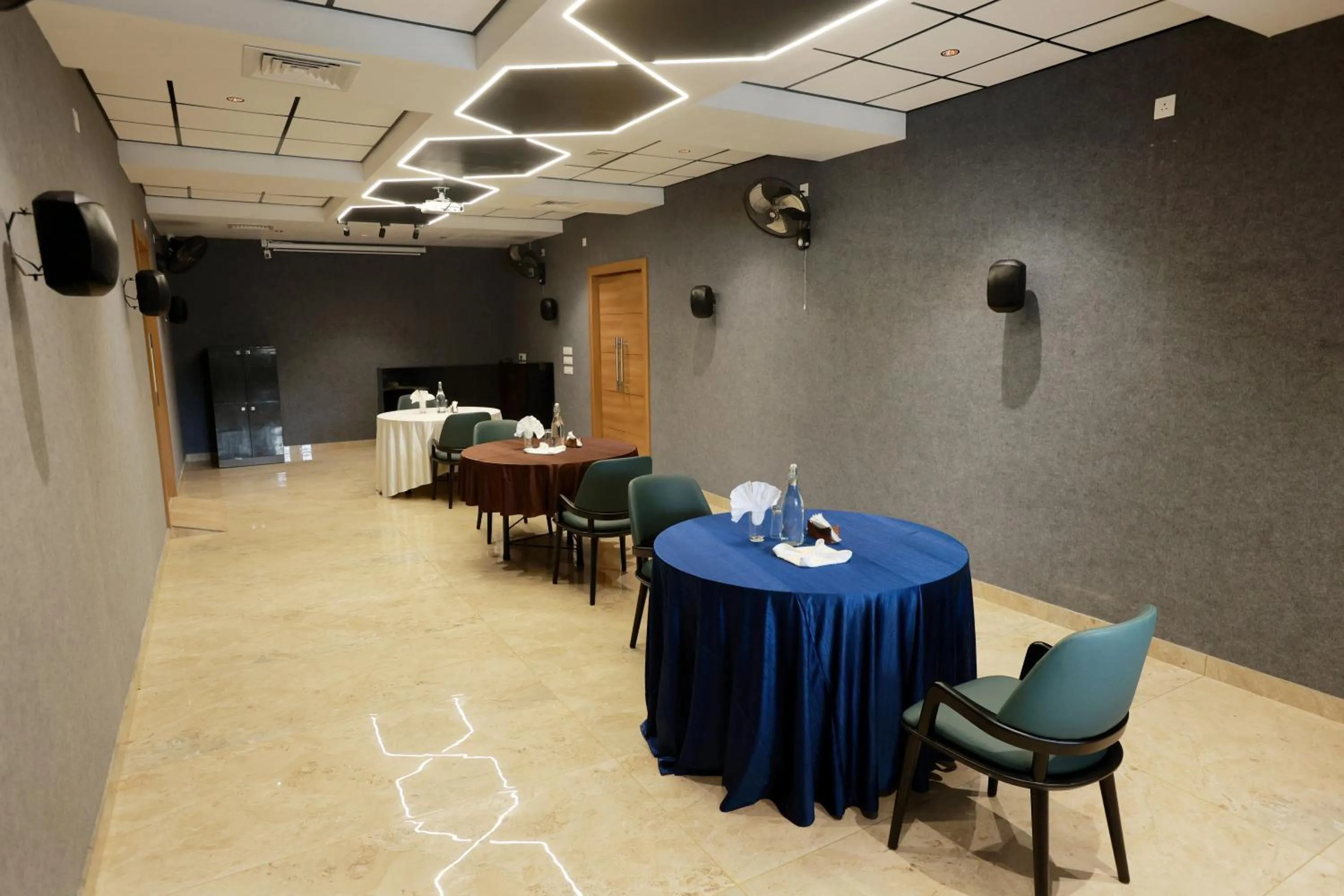 Restaurant/places to eat in CMK HABITAT CENTRE