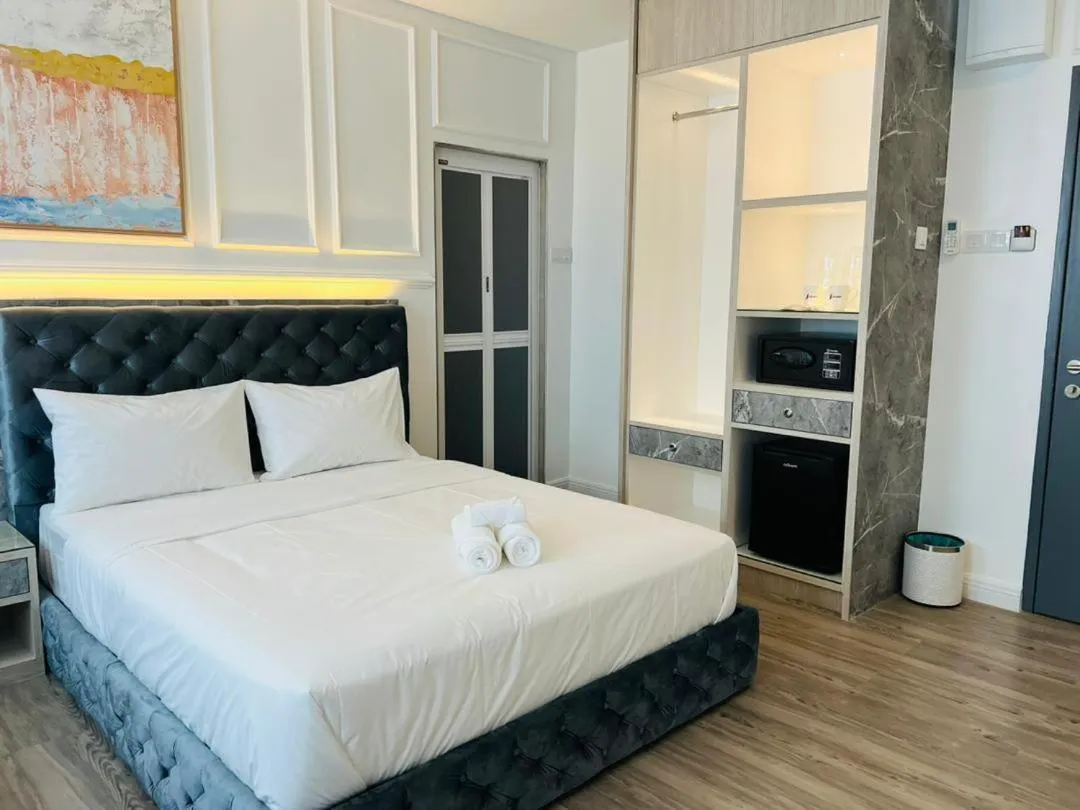 Photo of the whole room, Bed in Frazel Heritage Hotel