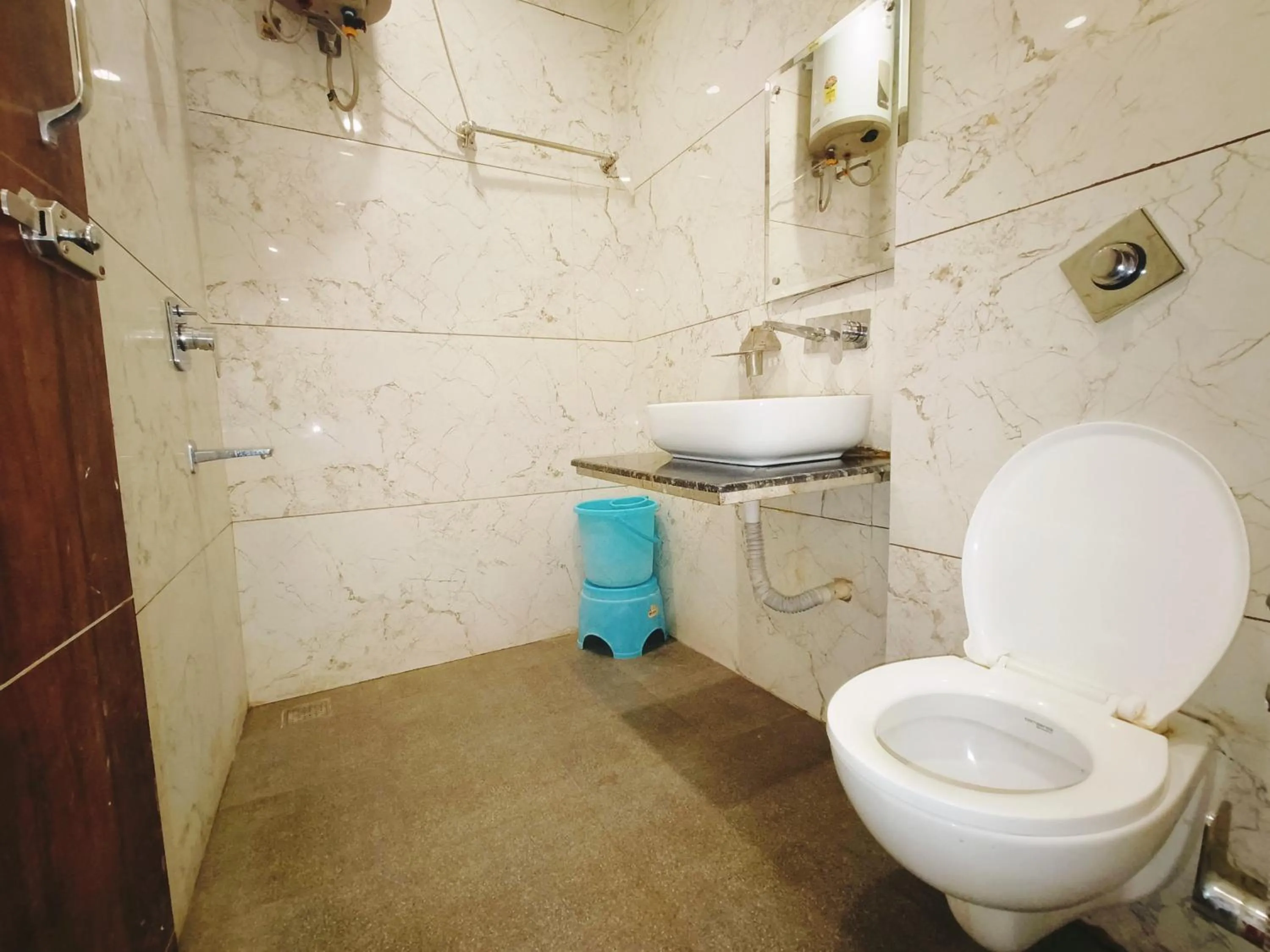 Shower in Hotel Bansal Paradise near golden temple