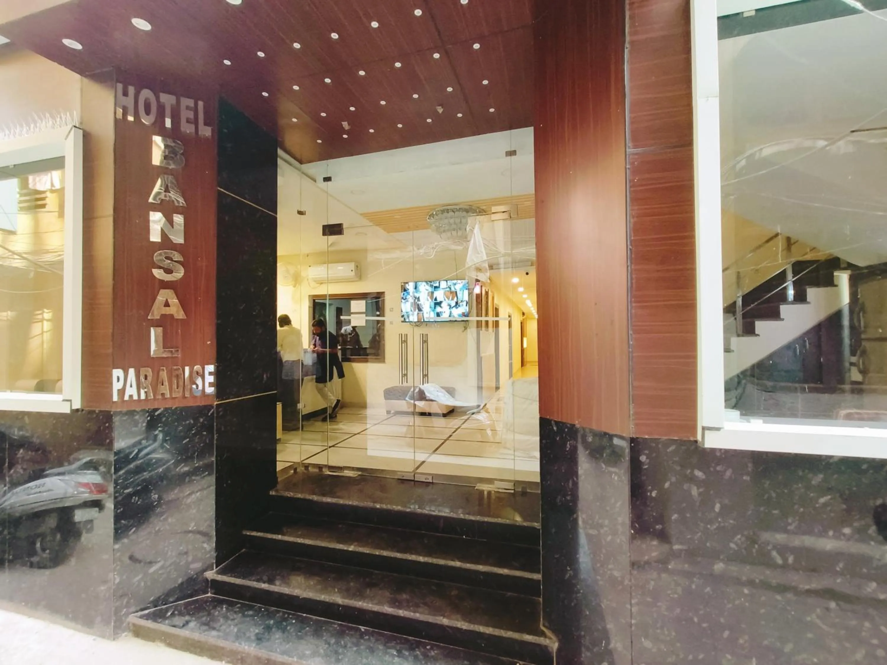 Facade/entrance in Hotel Bansal Paradise near golden temple