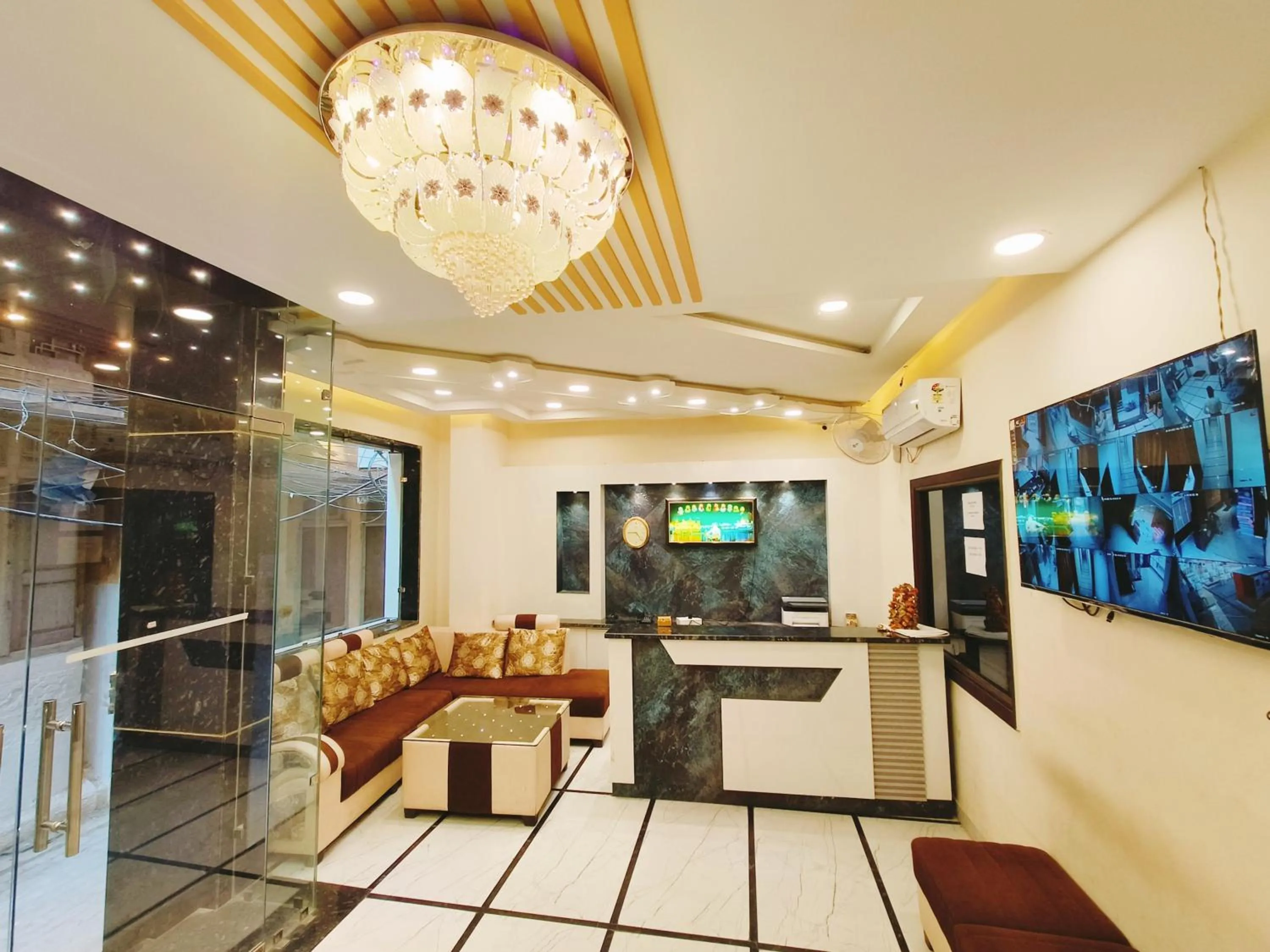 TV and multimedia in Hotel Bansal Paradise near golden temple