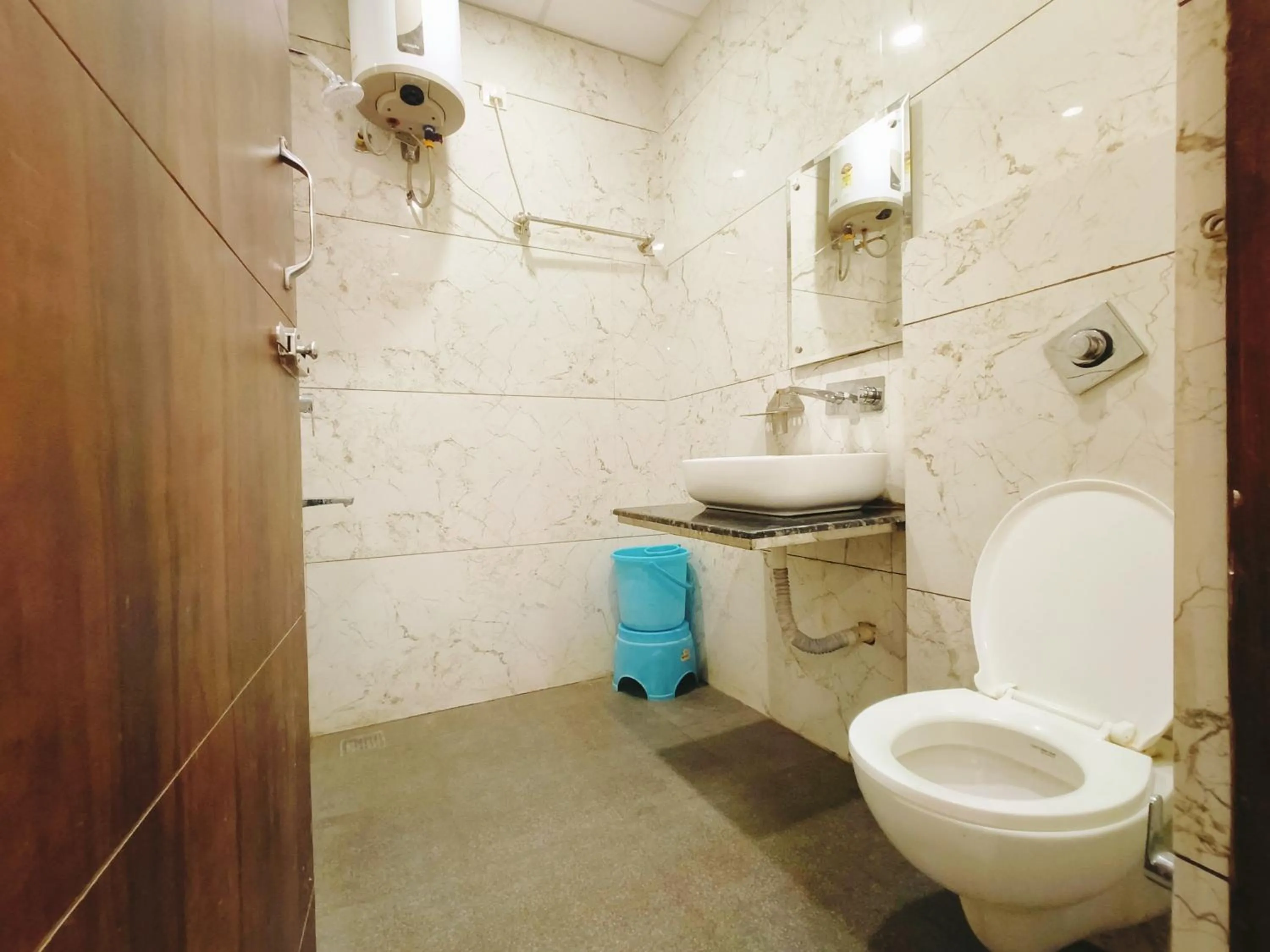 Toilet in Hotel Bansal Paradise near golden temple