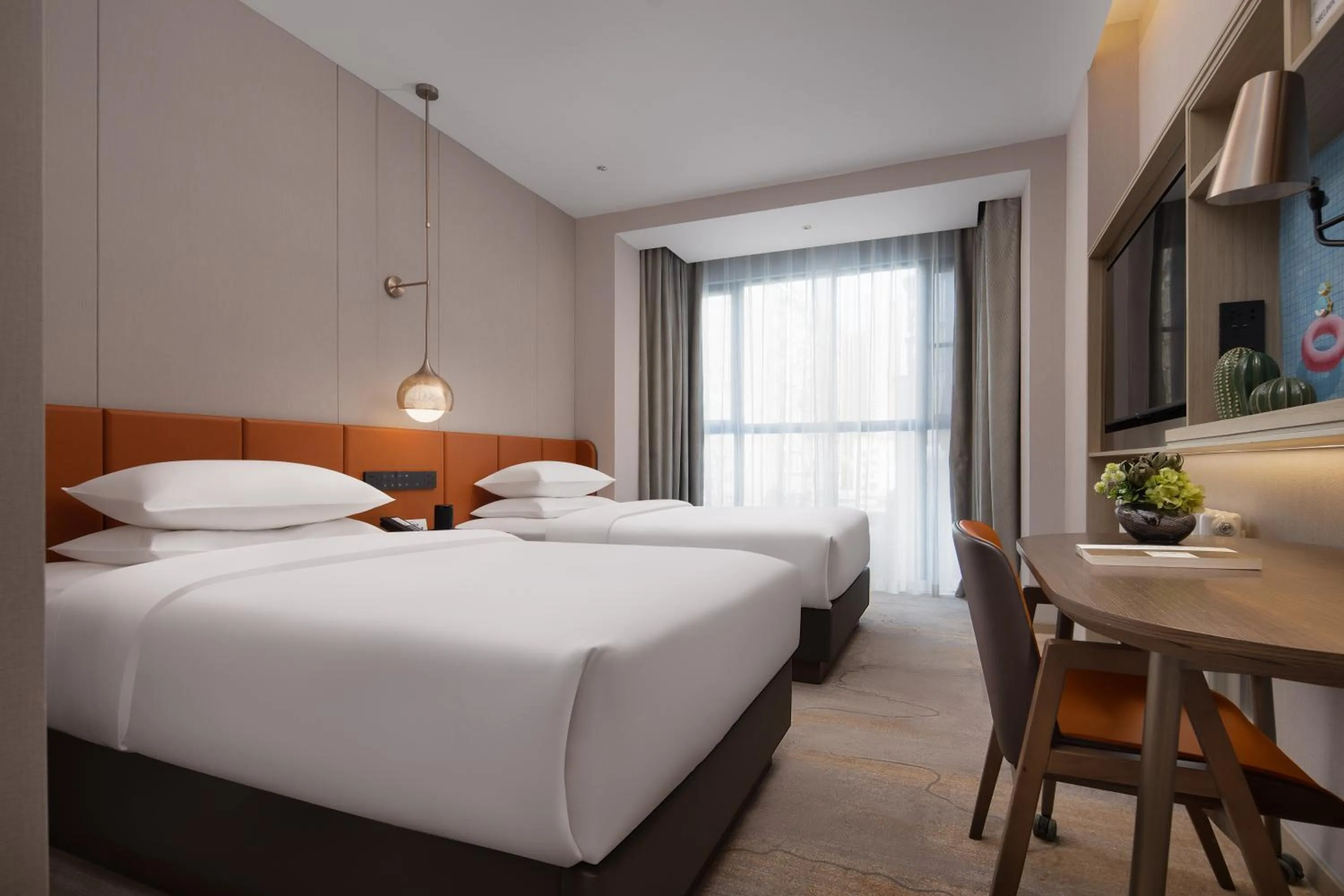 Photo of the whole room, Bed in Home2 Suites By Hilton Wuhan Hankou Railway Station