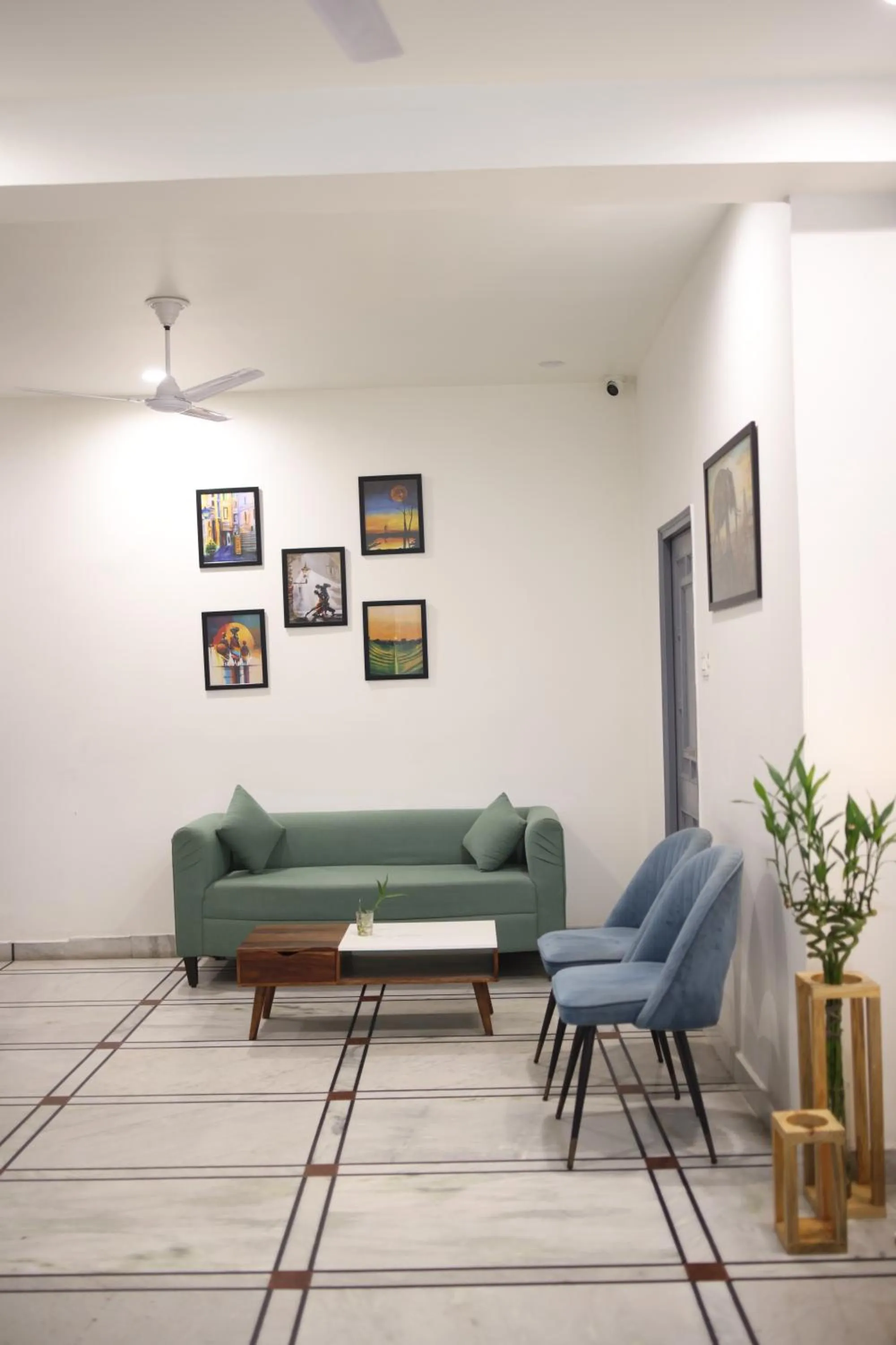 Seating area in Gallivanto Inn - Rohini