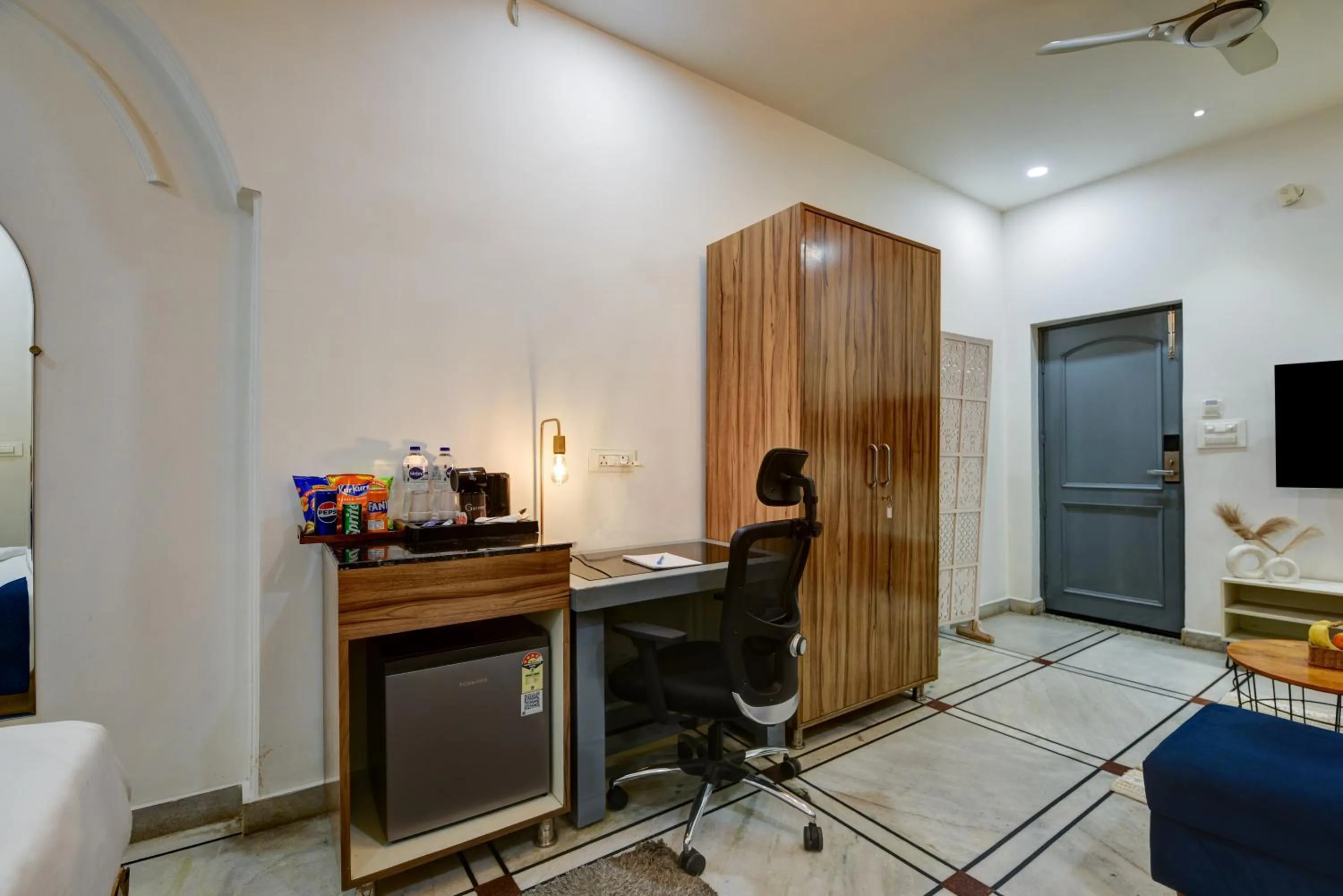 TV and multimedia in Gallivanto Inn - Rohini