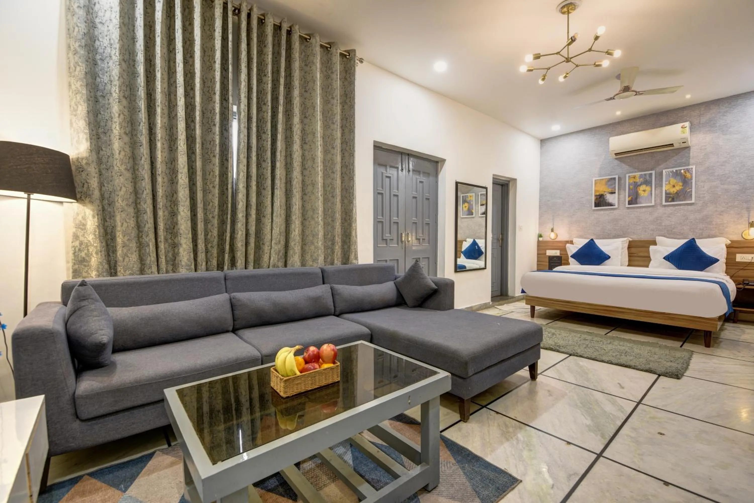 Living room, Bed in Gallivanto Inn - Rohini