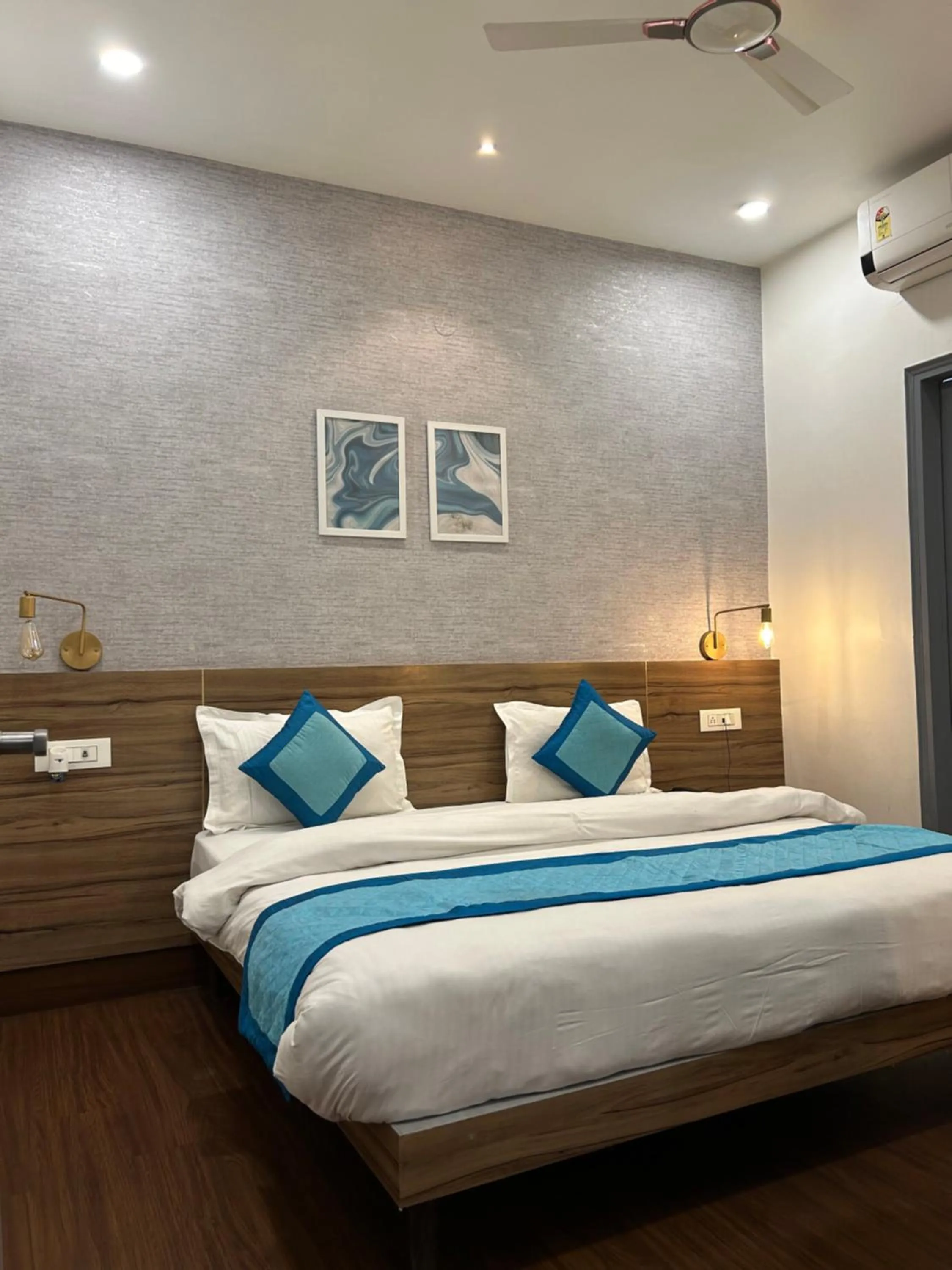 Bedroom, Bed in Gallivanto Inn - Rohini