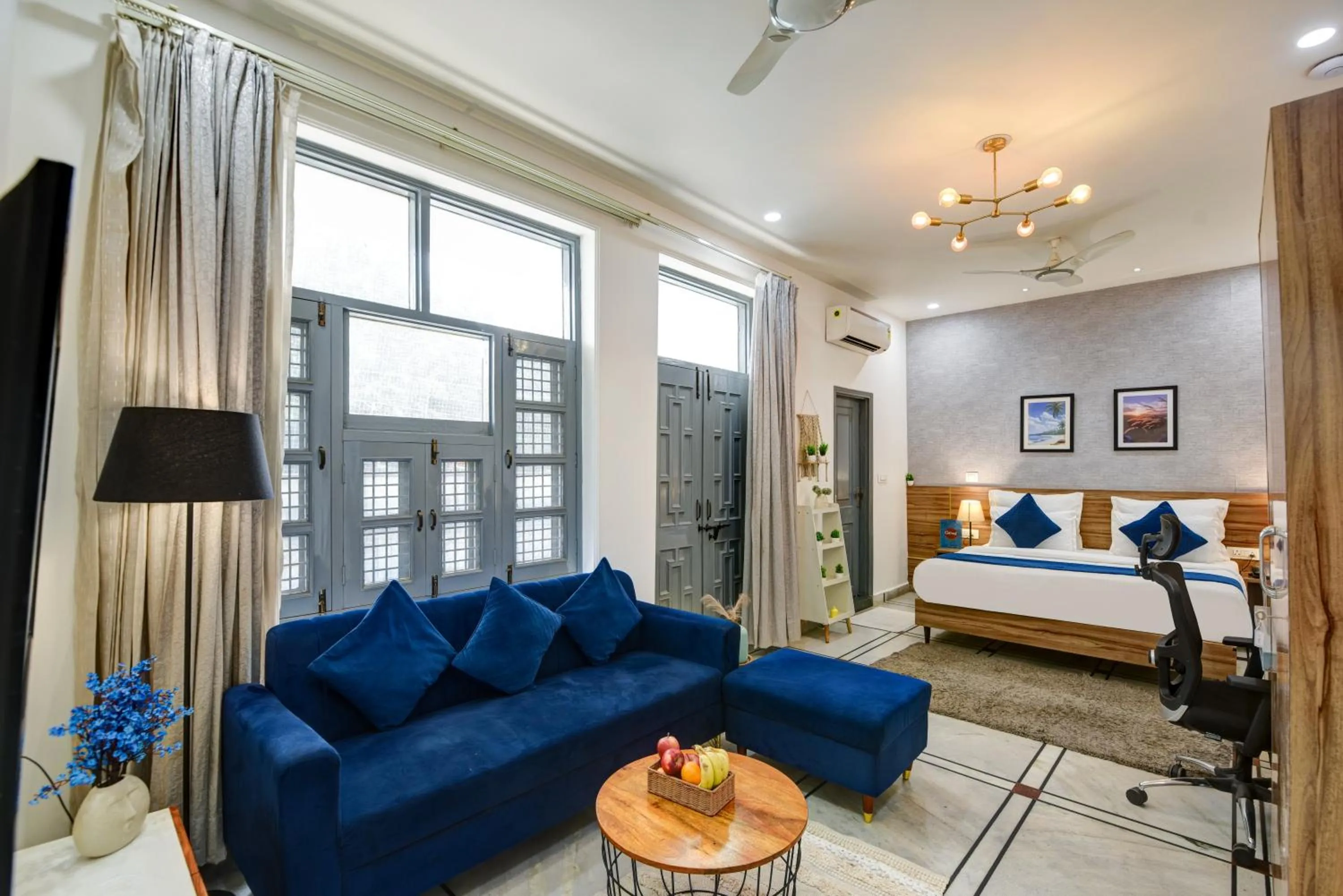 TV and multimedia in Gallivanto Inn - Rohini