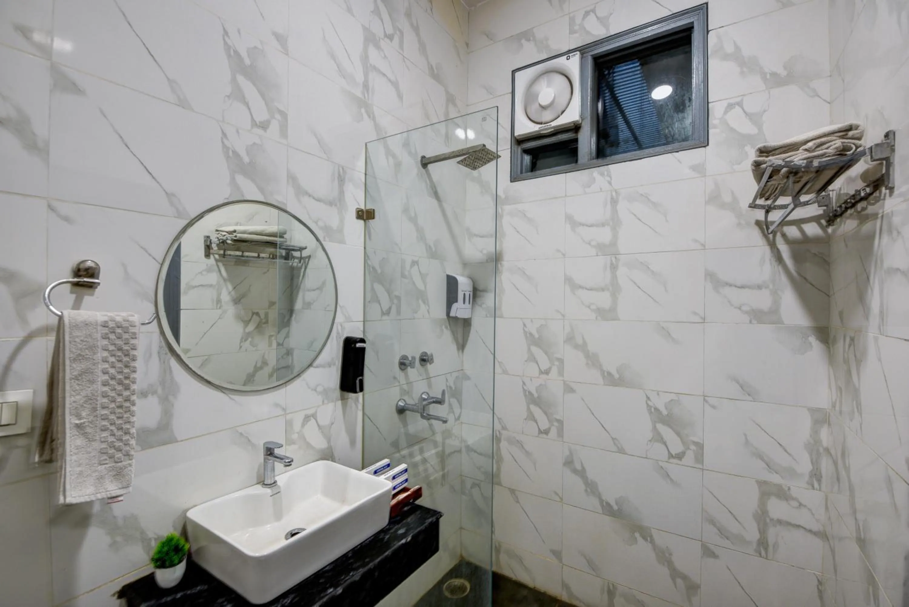 Shower in Gallivanto Inn - Rohini