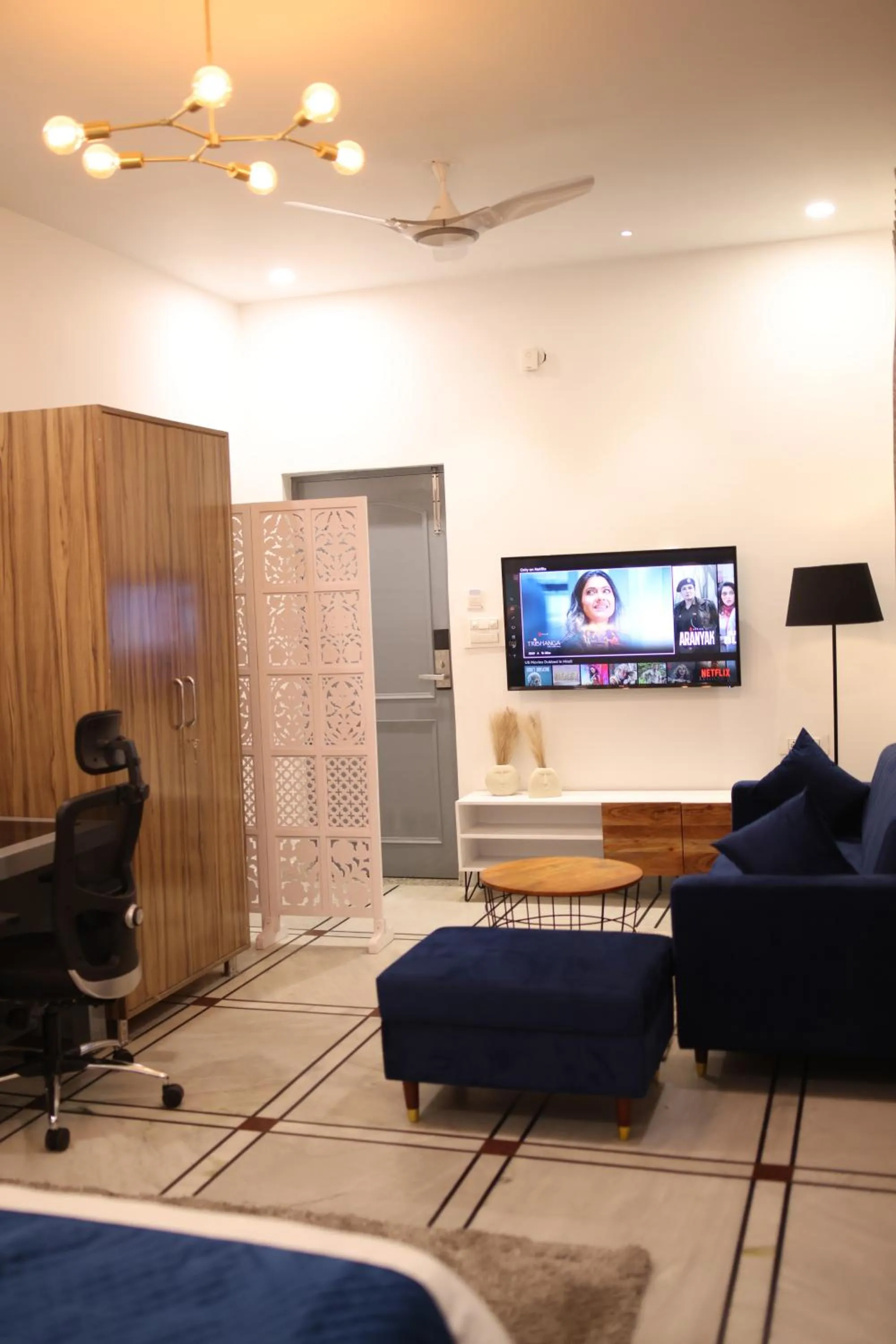 Communal lounge/ TV room in Gallivanto Inn - Rohini