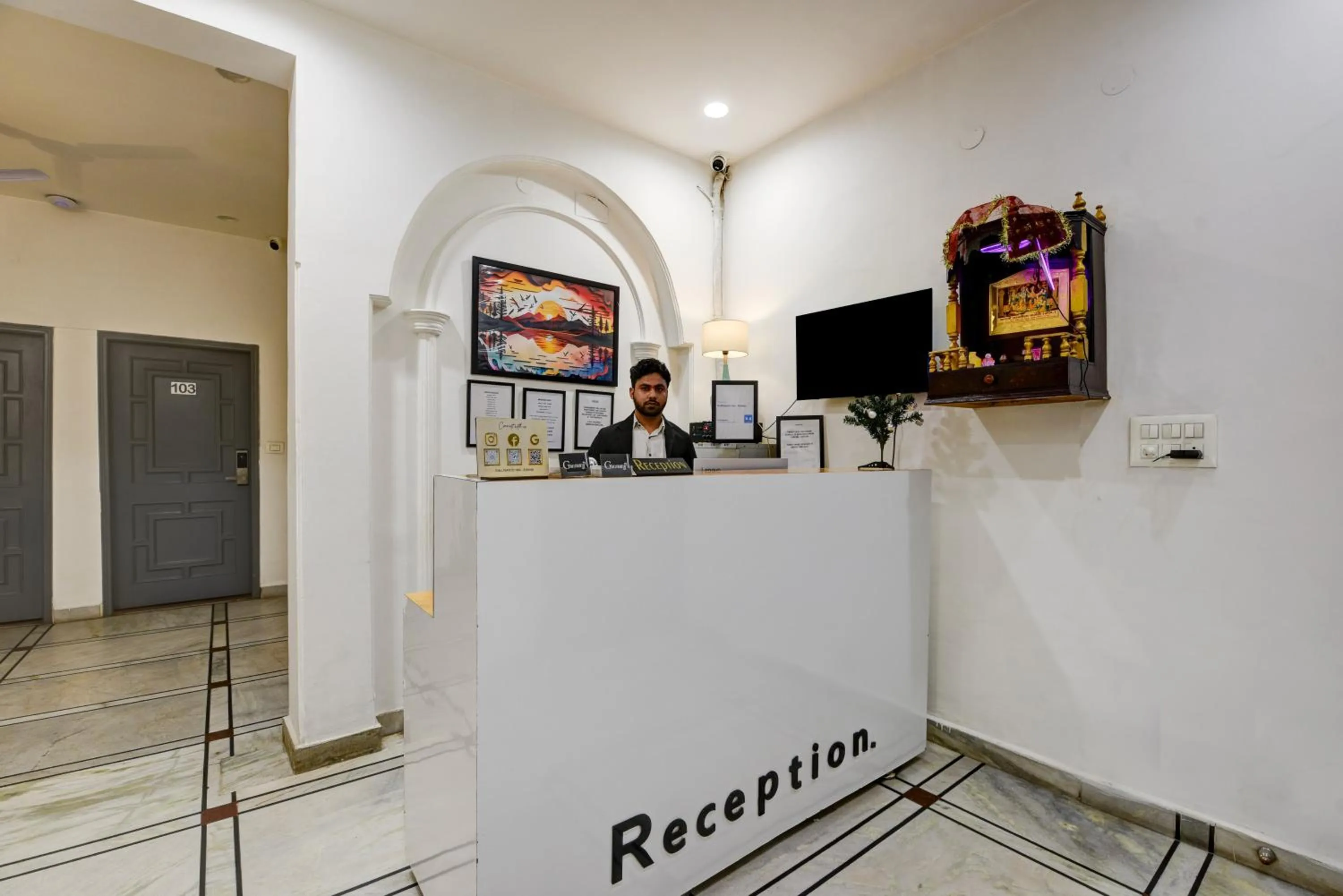 People in Gallivanto Inn - Rohini