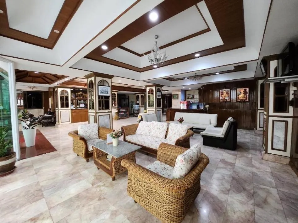 Communal lounge/ TV room in White Rose​ Hotel​ II​