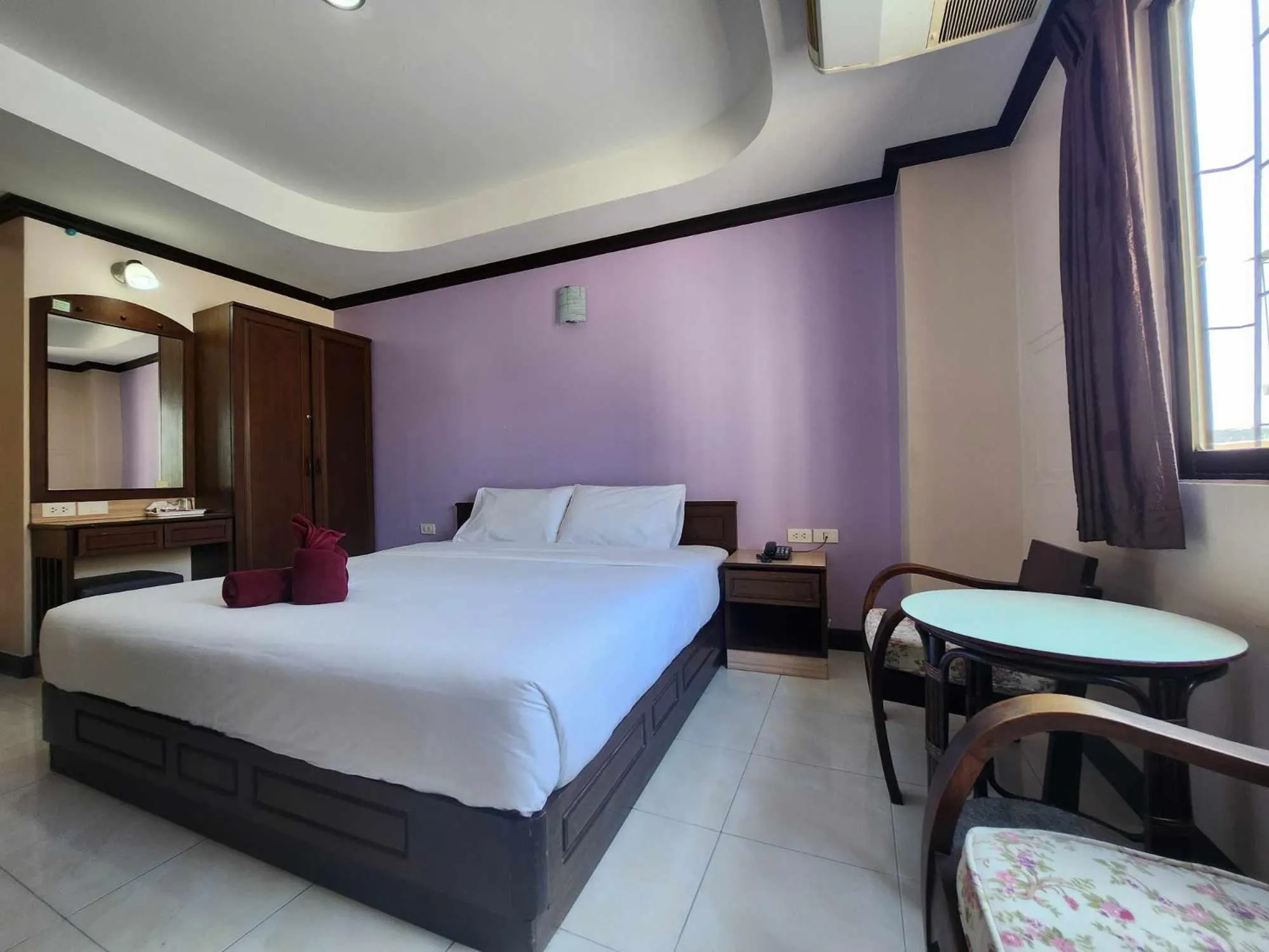Property building, Bed in White Rose​ Hotel​ II​