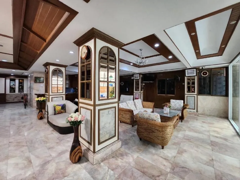 Communal lounge/ TV room in White Rose​ Hotel​ II​