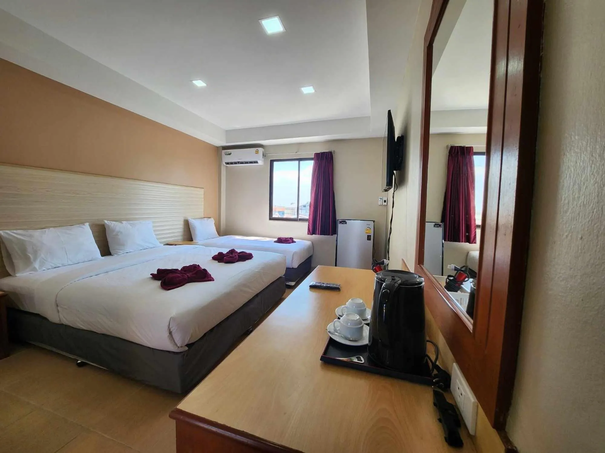 Kitchen or kitchenette, Bed in White Rose​ Hotel​ II​