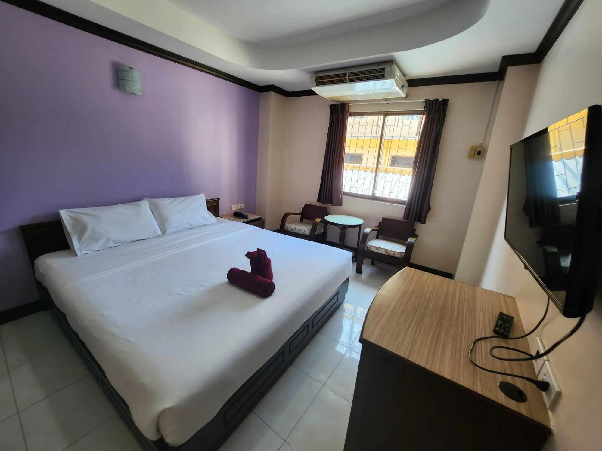 Property building, Bed in White Rose​ Hotel​ II​