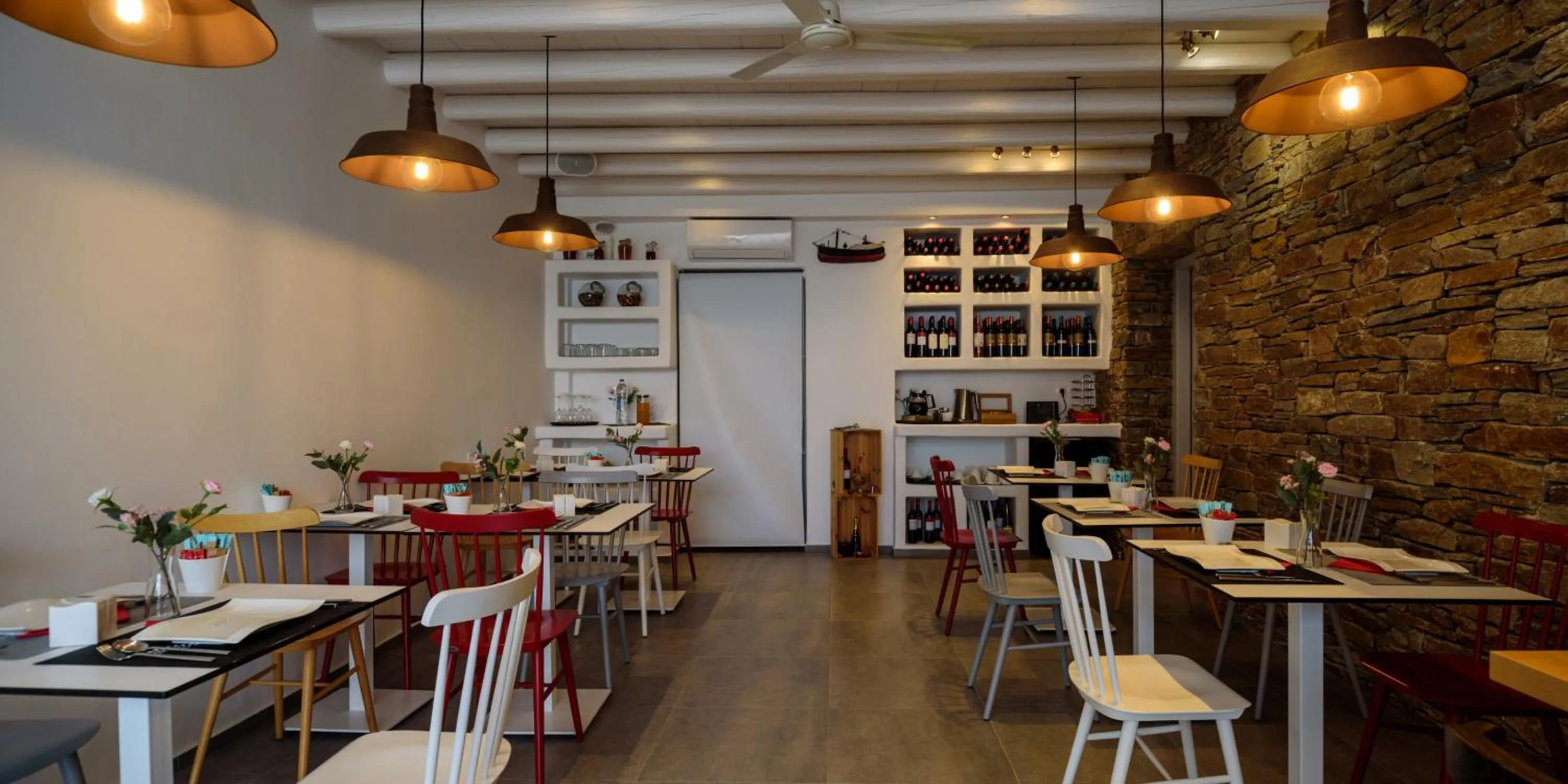 Restaurant/places to eat in Nefeli Sunset Studios