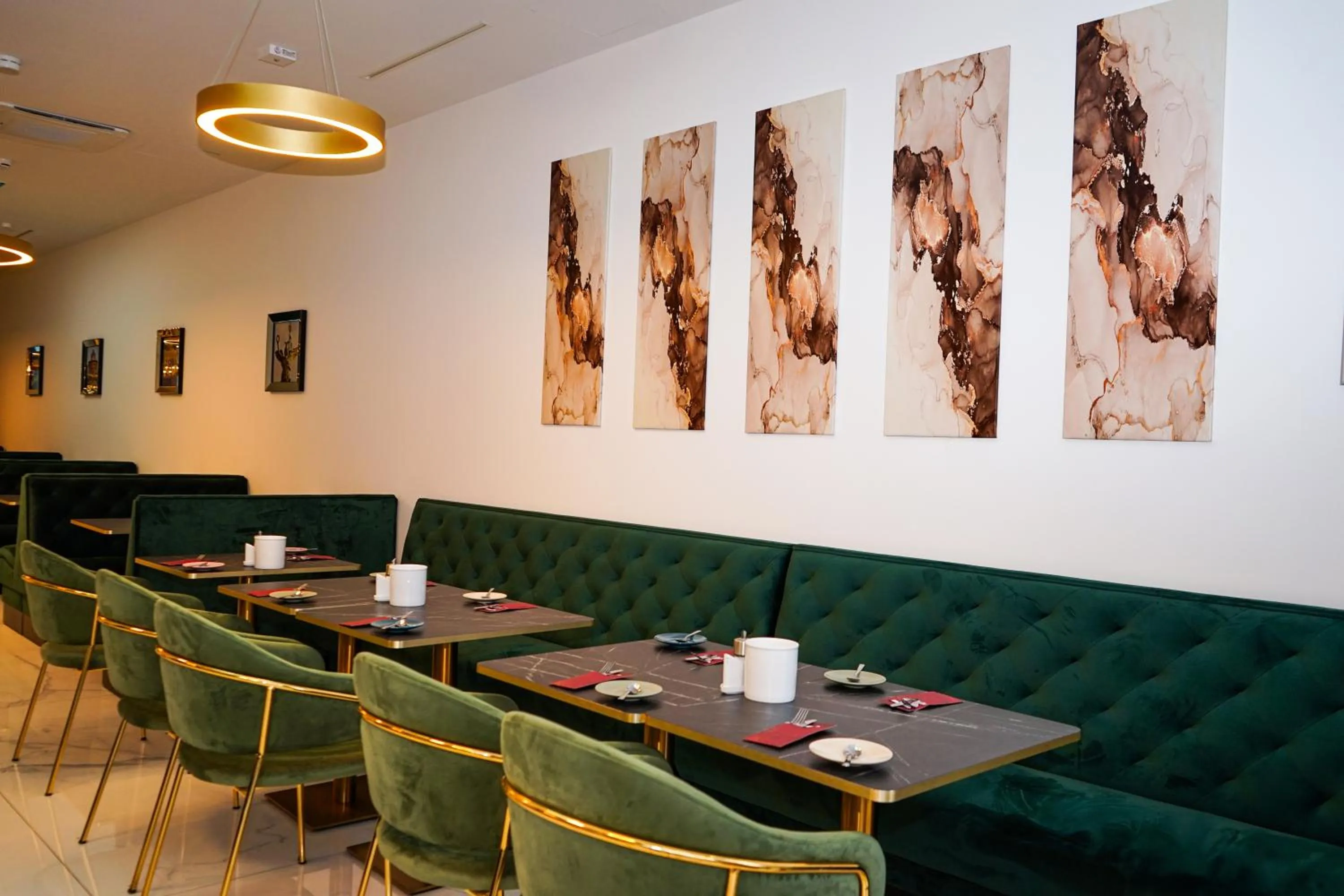 Restaurant/places to eat in M-Pire Hotel Berlin