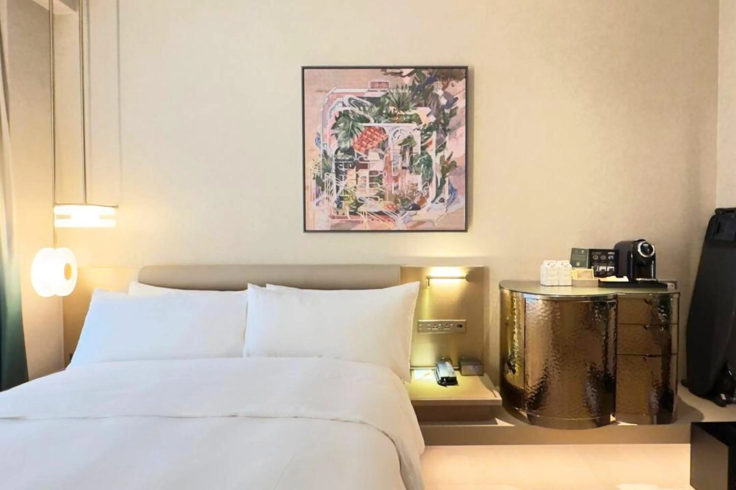 Bed in Mondrian Singapore Duxton