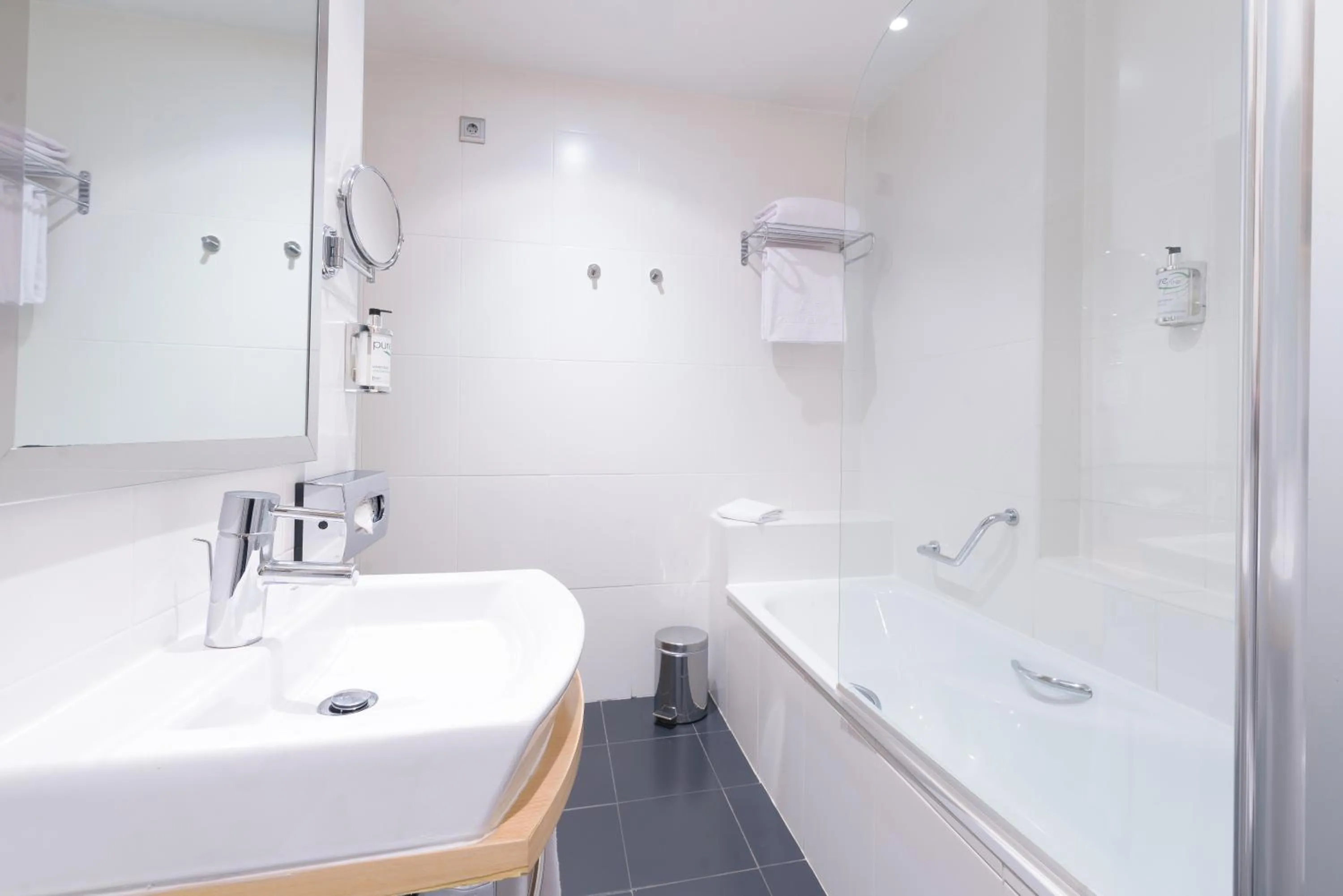 Restaurant/places to eat in Hotel Zentral Ave