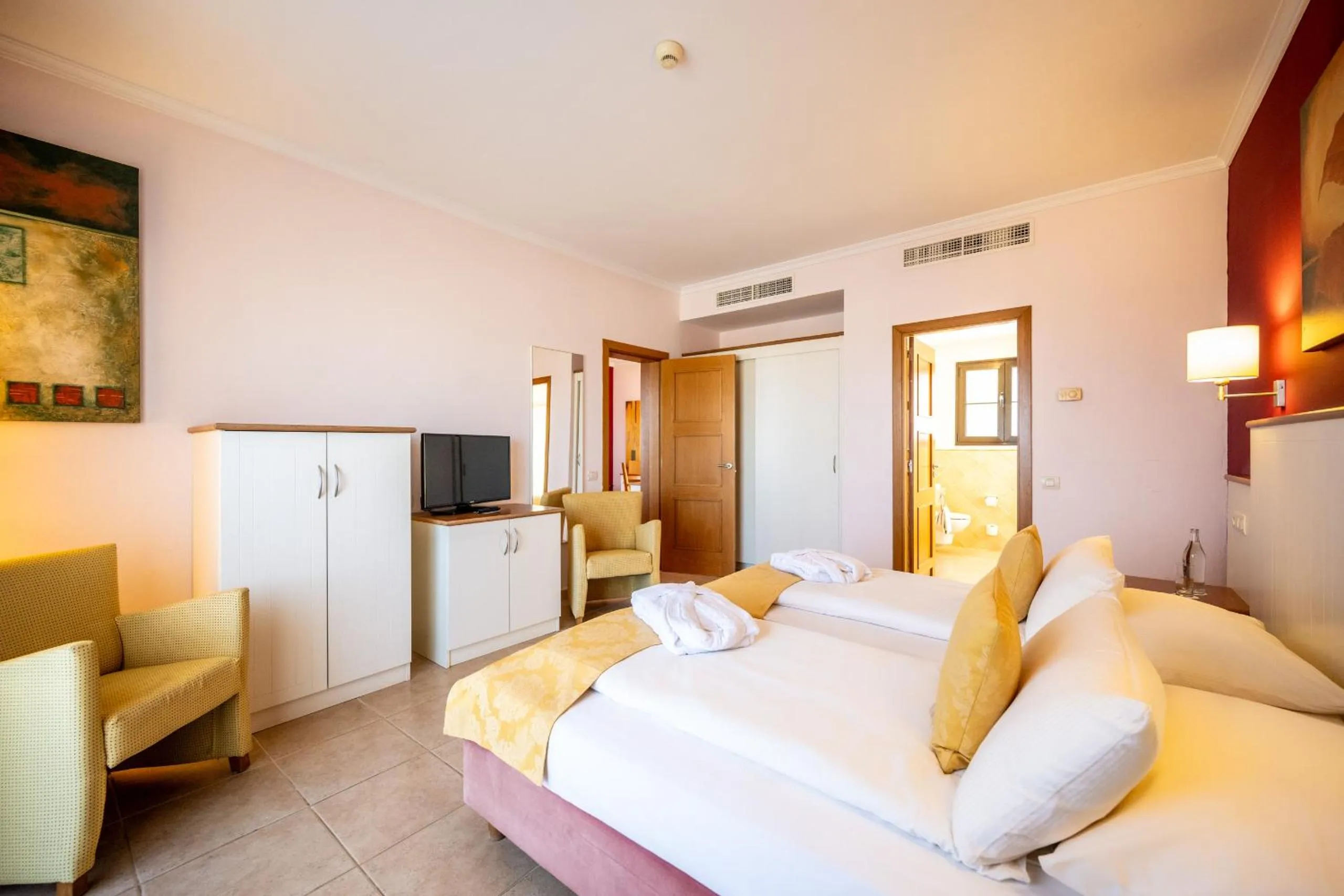 Photo of the whole room, Bed in Luz Del Mar