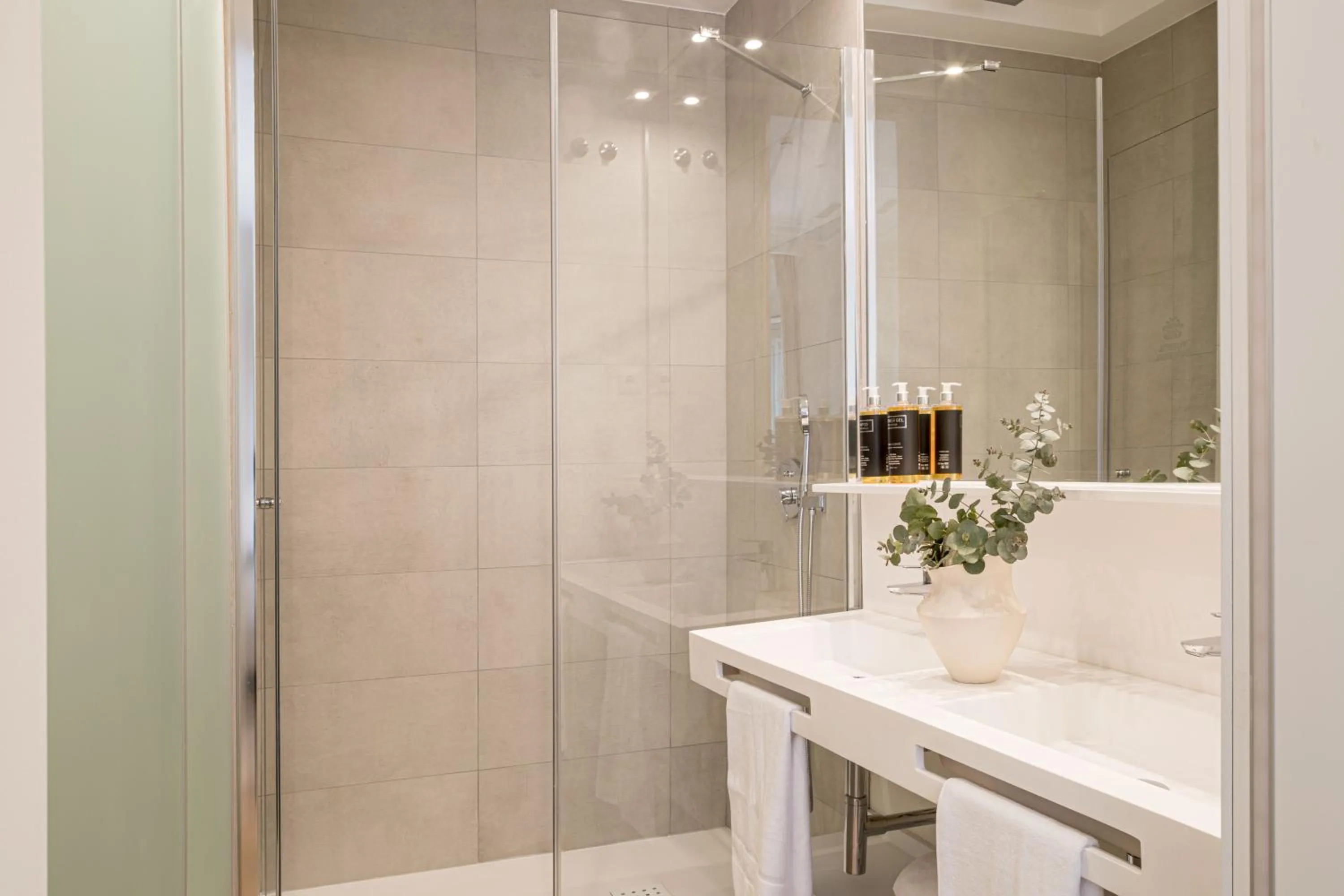 Shower in Mylu Suites by Puerta Catedral