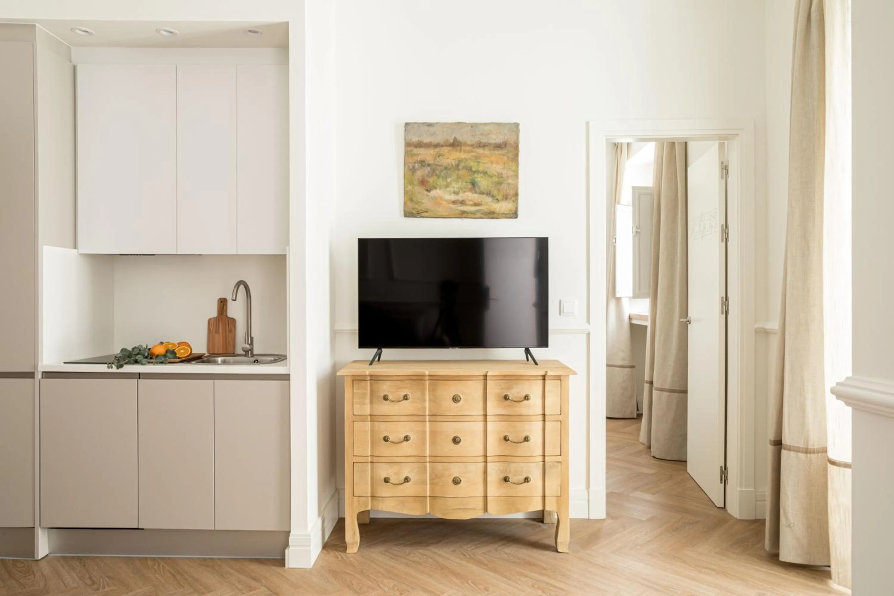 TV and multimedia in Mylu Suites by Puerta Catedral