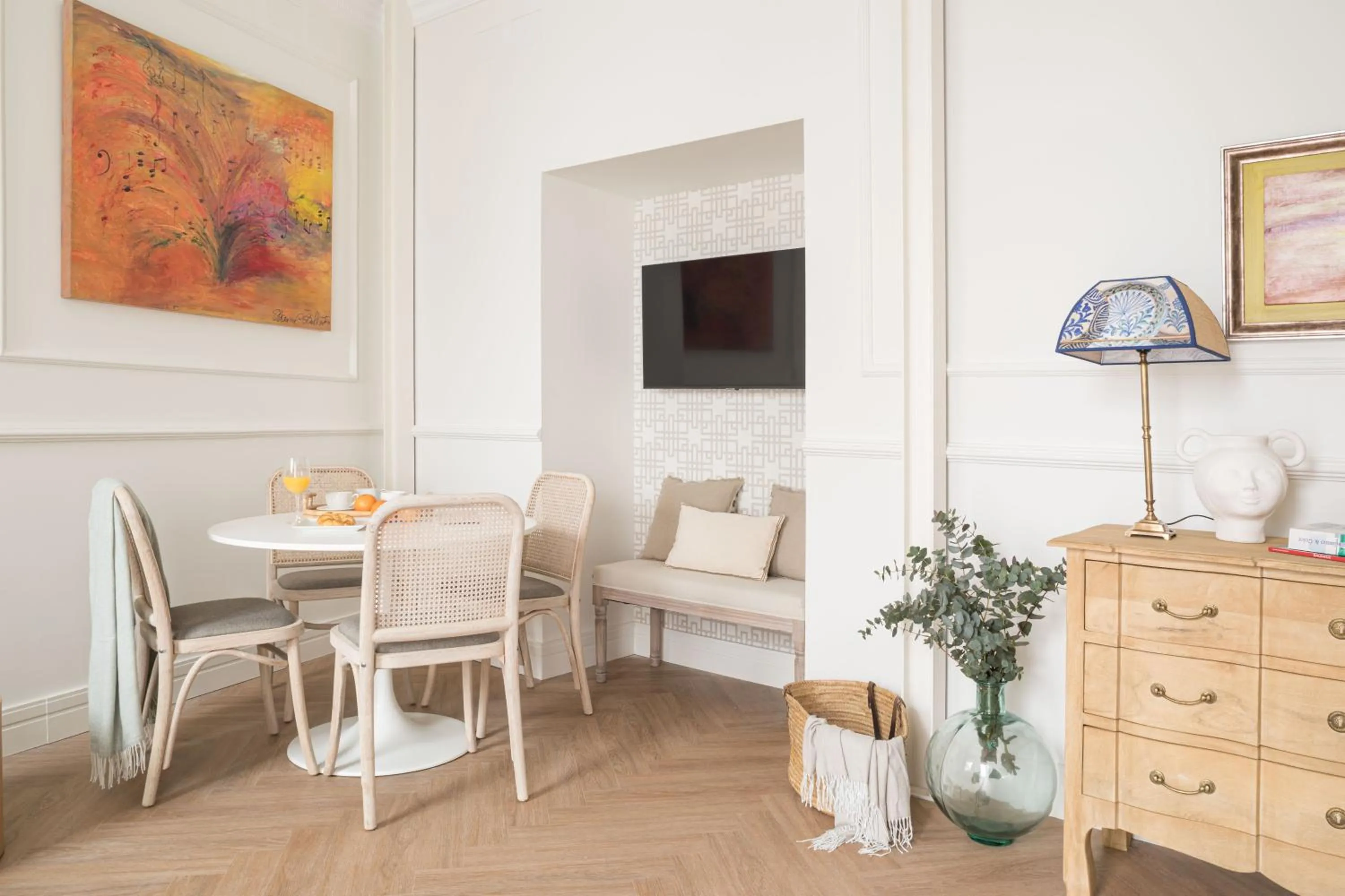 TV and multimedia in Mylu Suites by Puerta Catedral