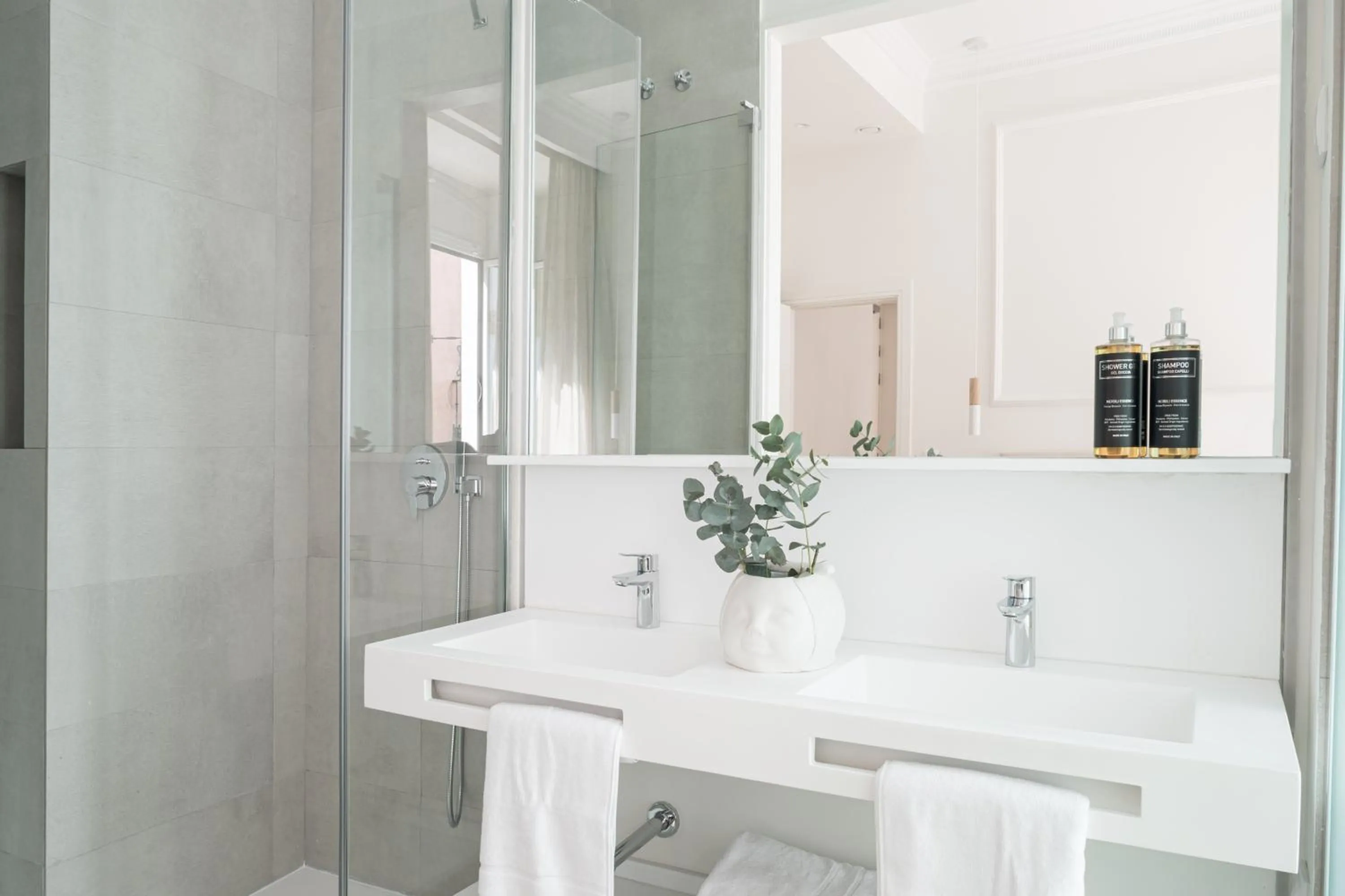 Shower in Mylu Suites by Puerta Catedral