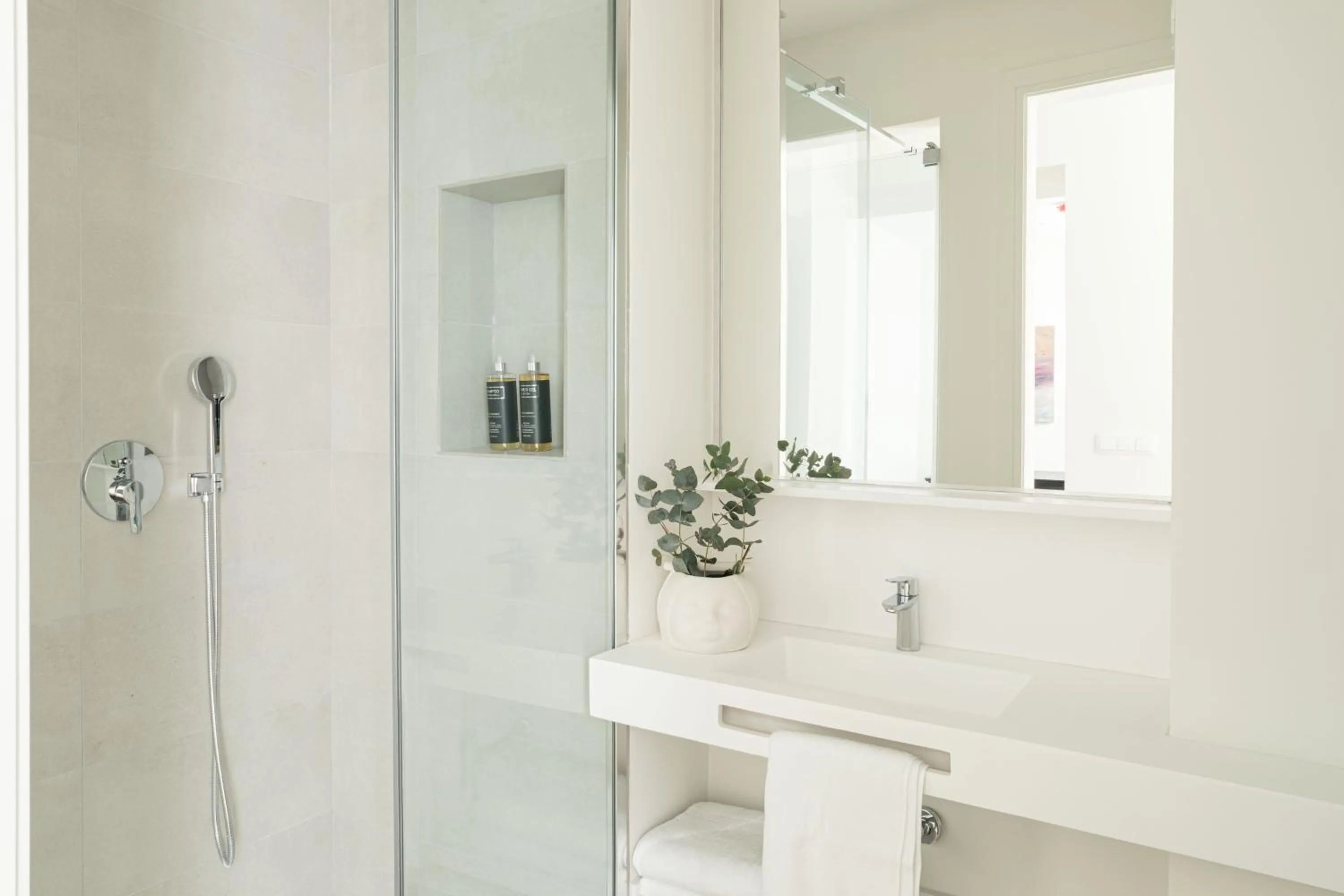 Shower in Mylu Suites by Puerta Catedral