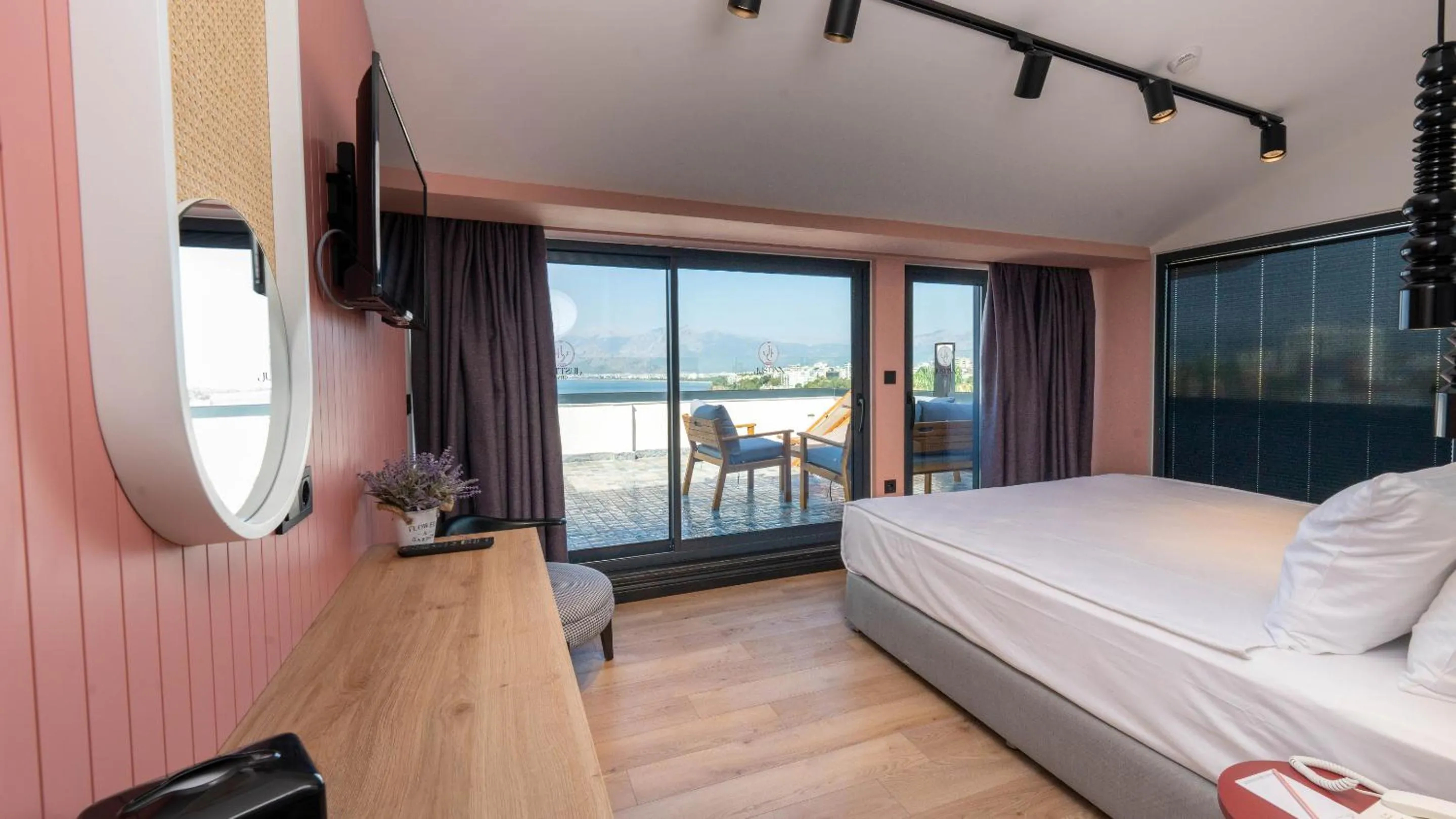 Photo of the whole room in Just Inn City