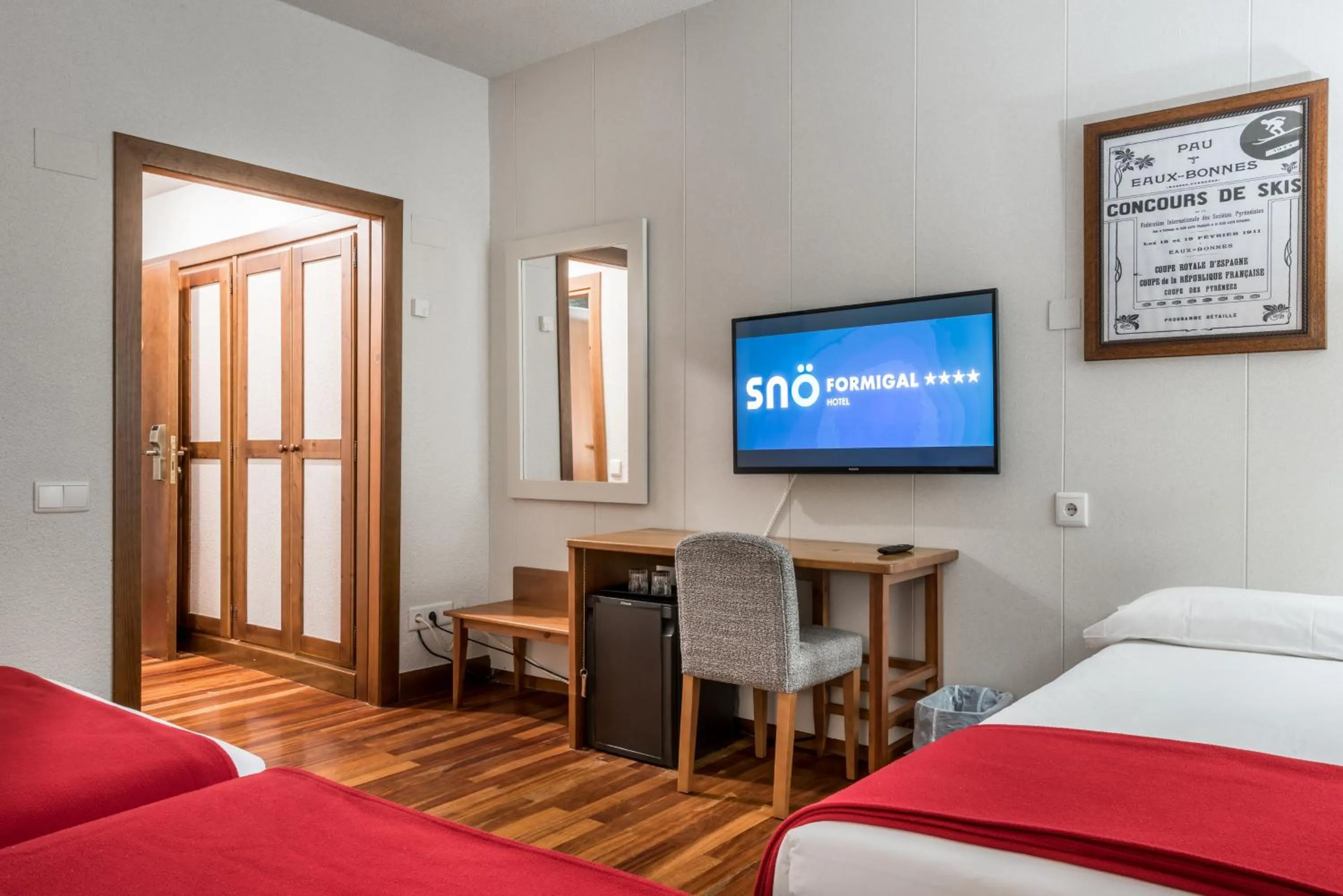 Photo of the whole room, Bed in SNÖ Hotel Formigal