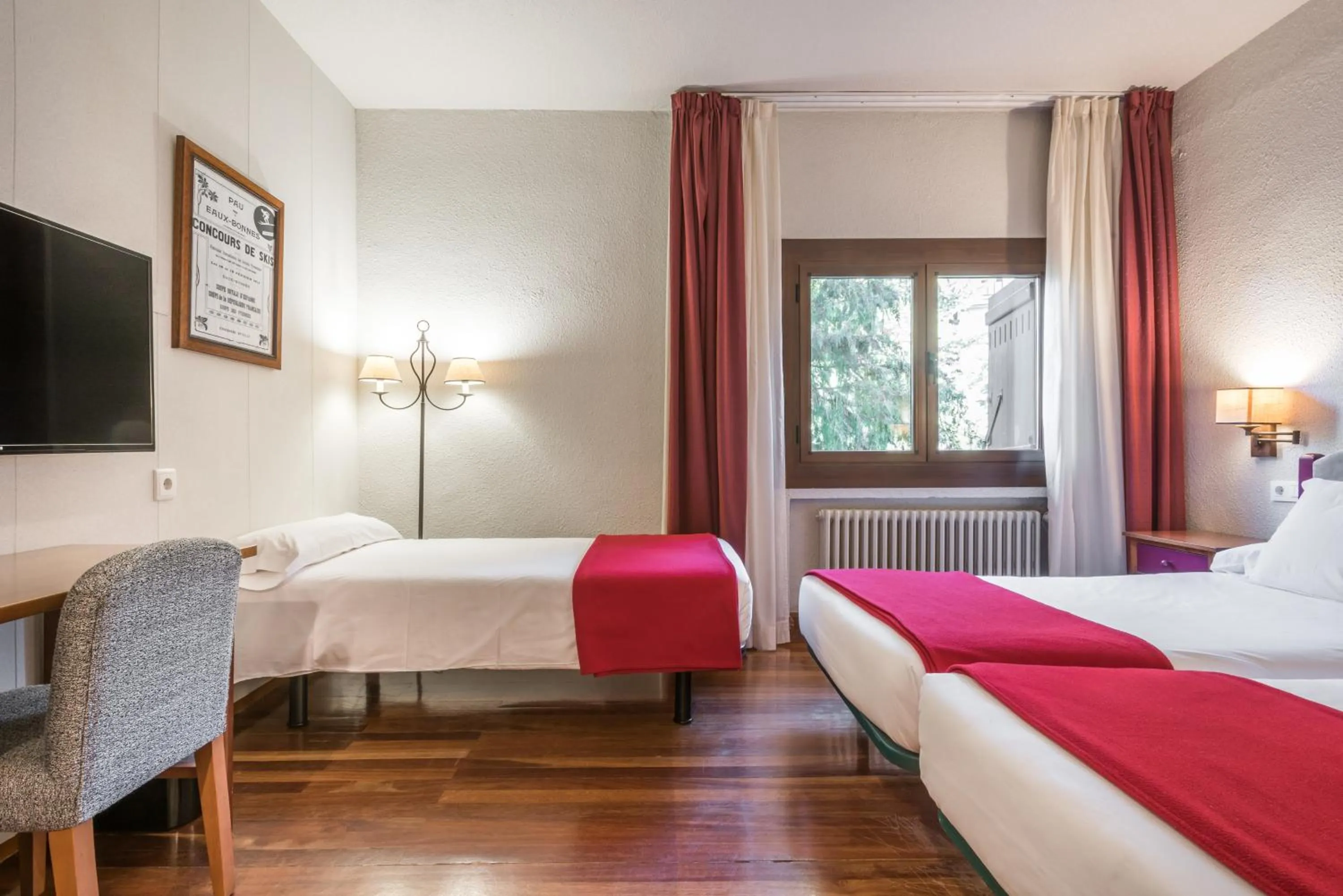 Photo of the whole room, Bed in SNÖ Hotel Formigal