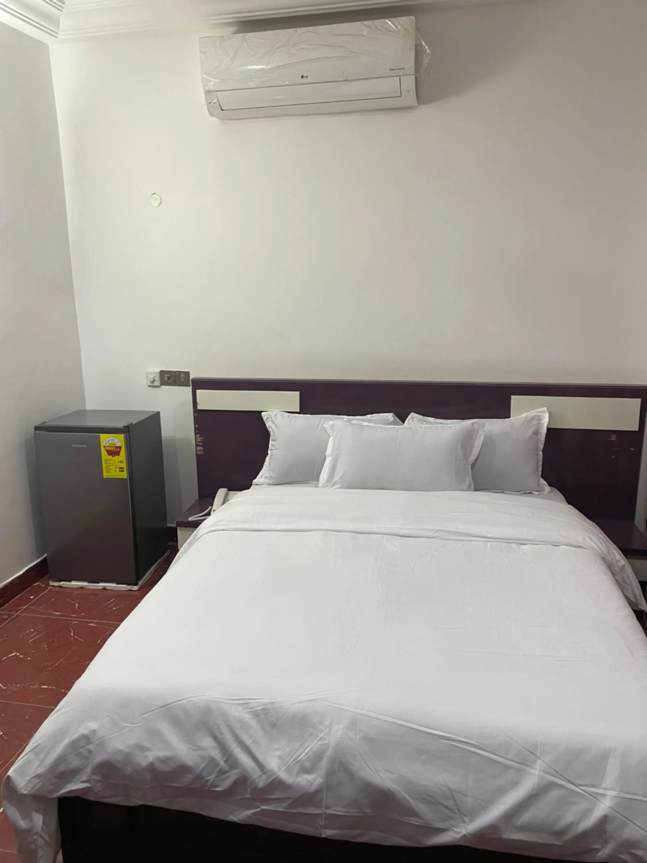 Bed in GEORGE VEE HOTEL LTD