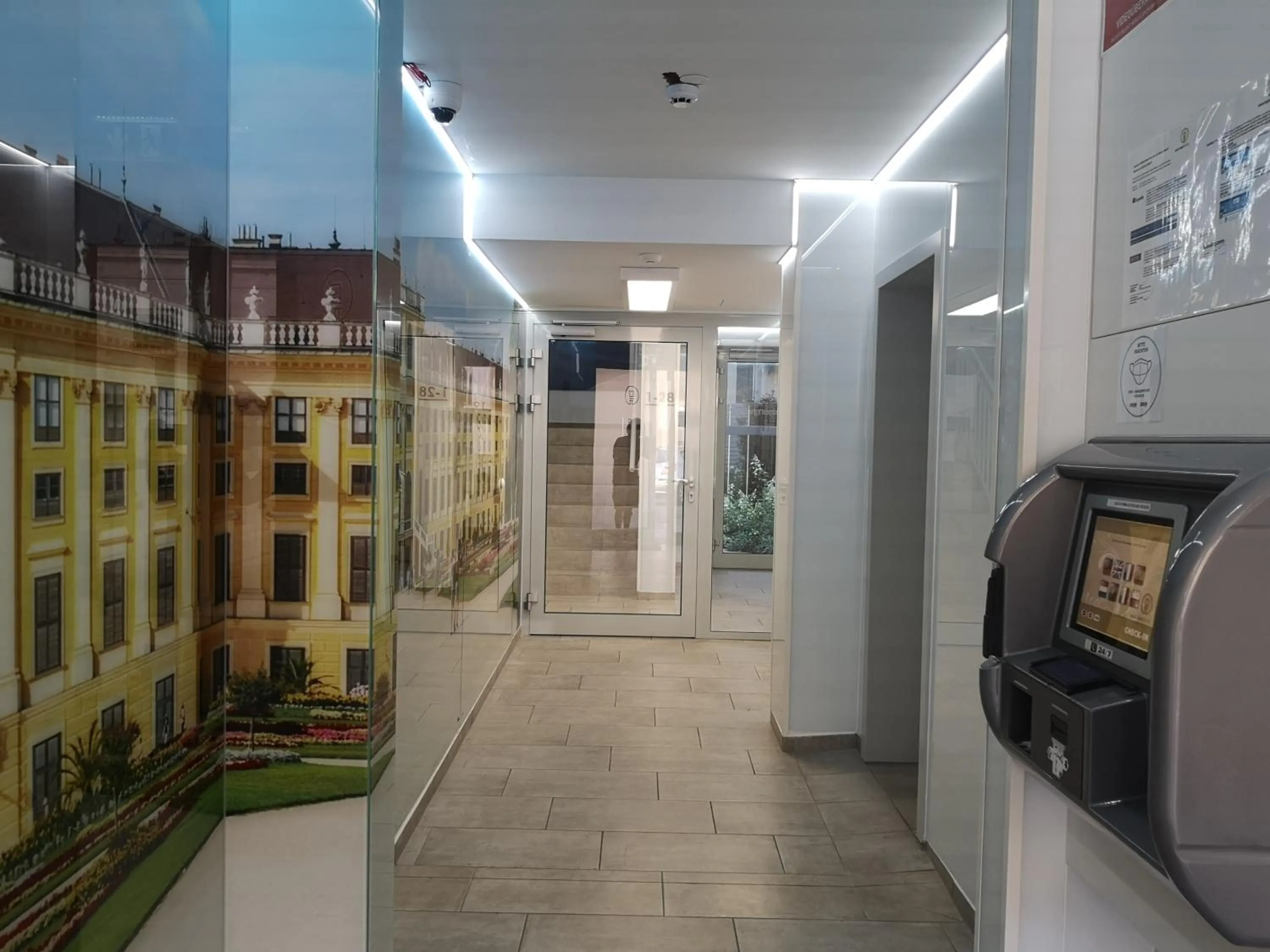 Lobby or reception in Smart Nano Living - Wien Hauptbahnhof - self check-in
