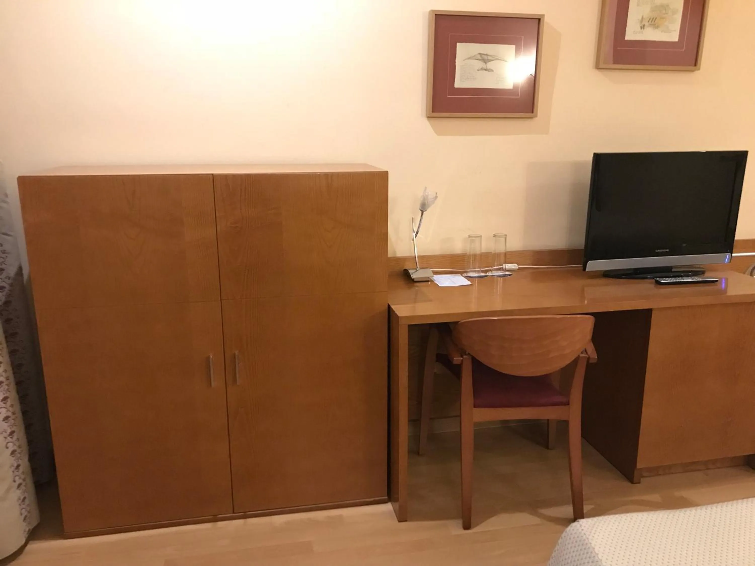 TV and multimedia in Hotel Alfonso VIII De Cuenca