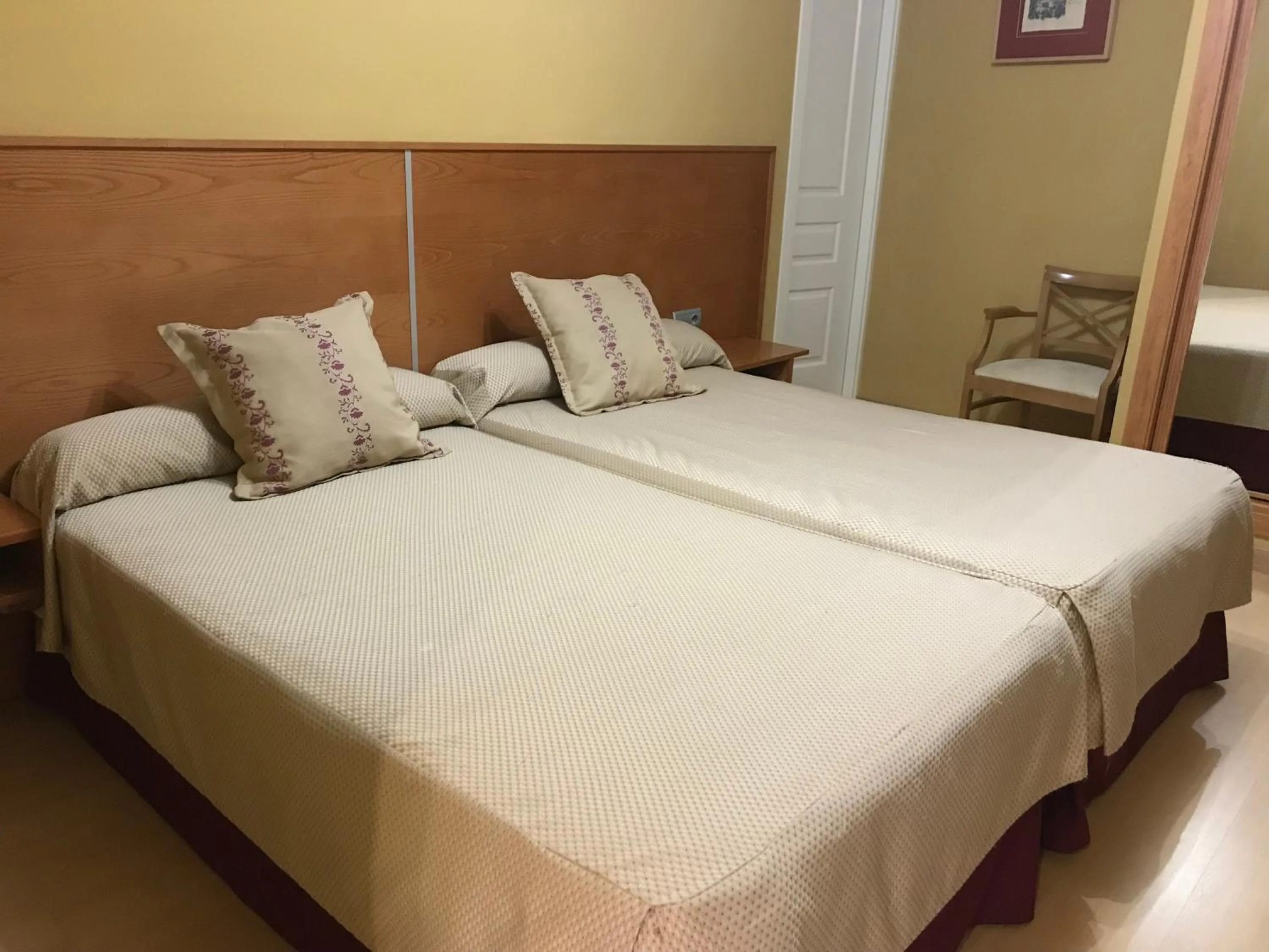 Bedroom, Bed in Hotel Alfonso VIII De Cuenca