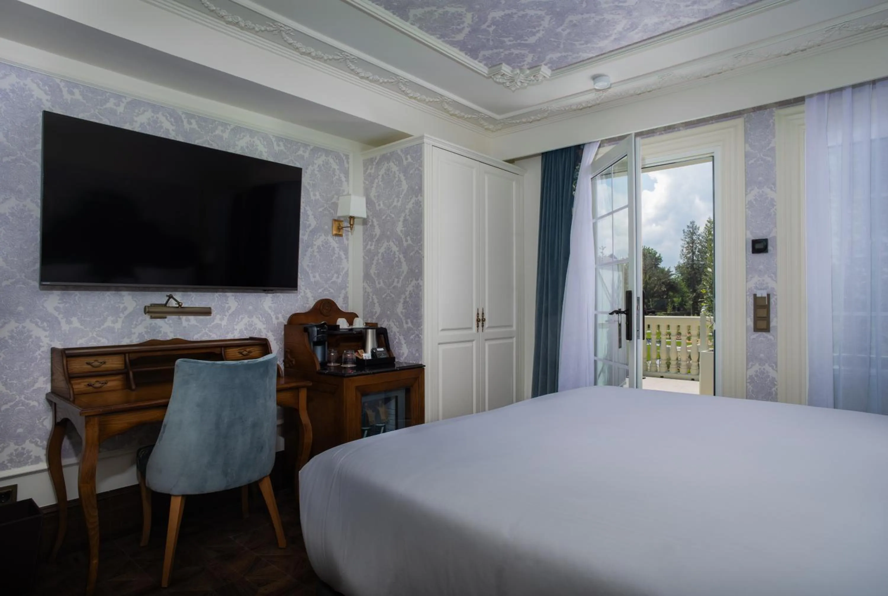 Balcony/Terrace, Bed in Hotel Luze Boutique San Sebastian