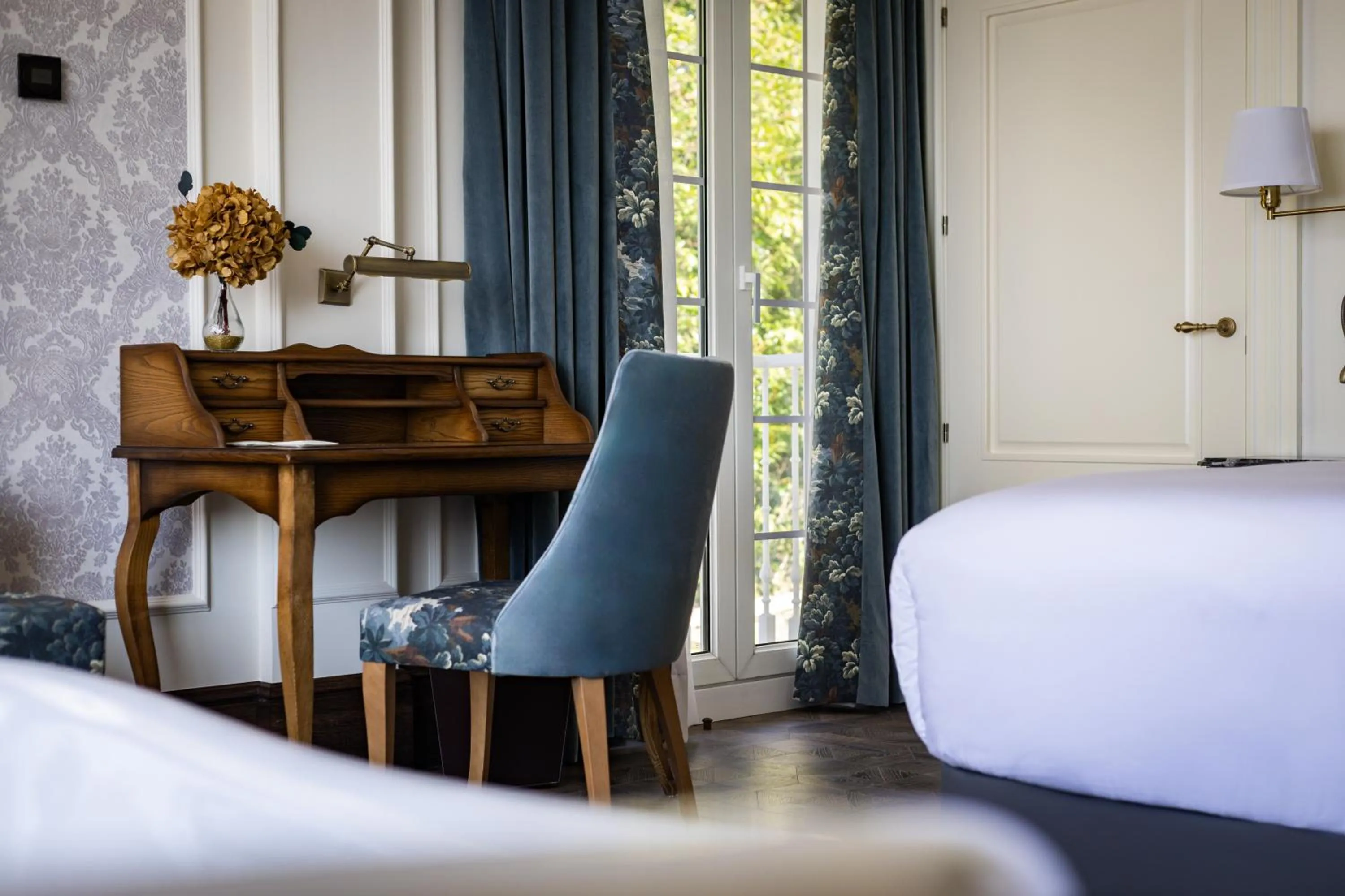 Seating area, Bed in Hotel Luze Boutique San Sebastian