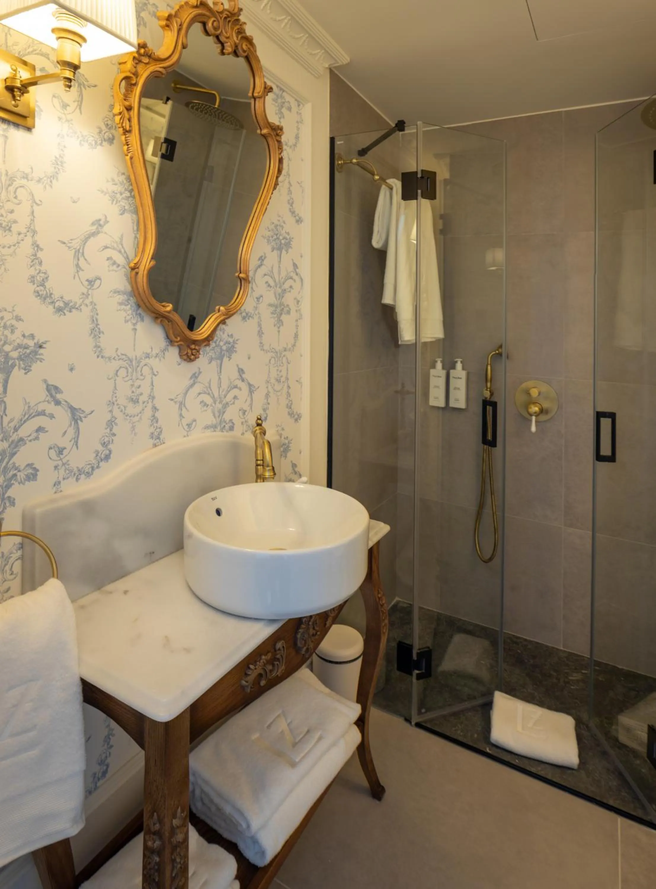 Shower in Hotel Luze Boutique San Sebastian