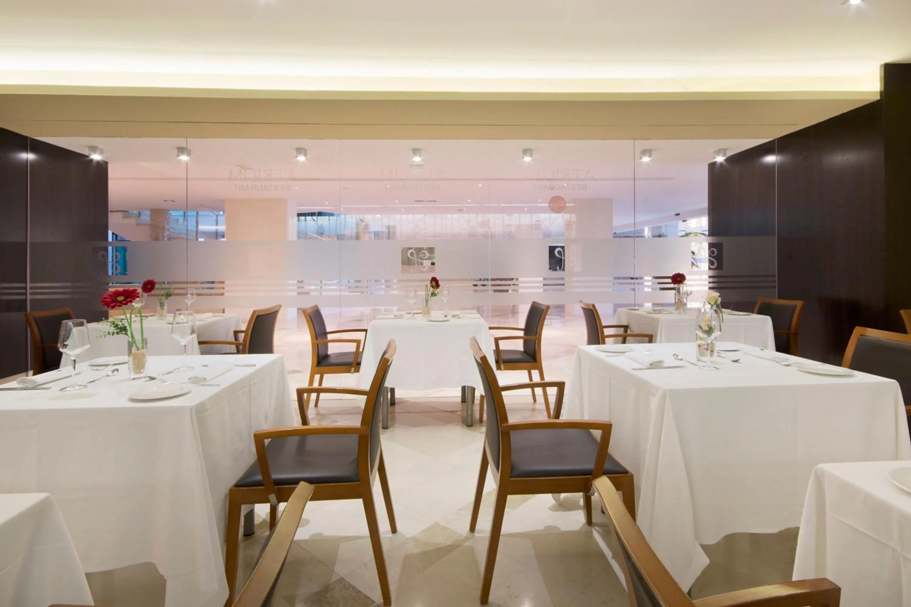 Restaurant/places to eat in Hotel Granada Palace