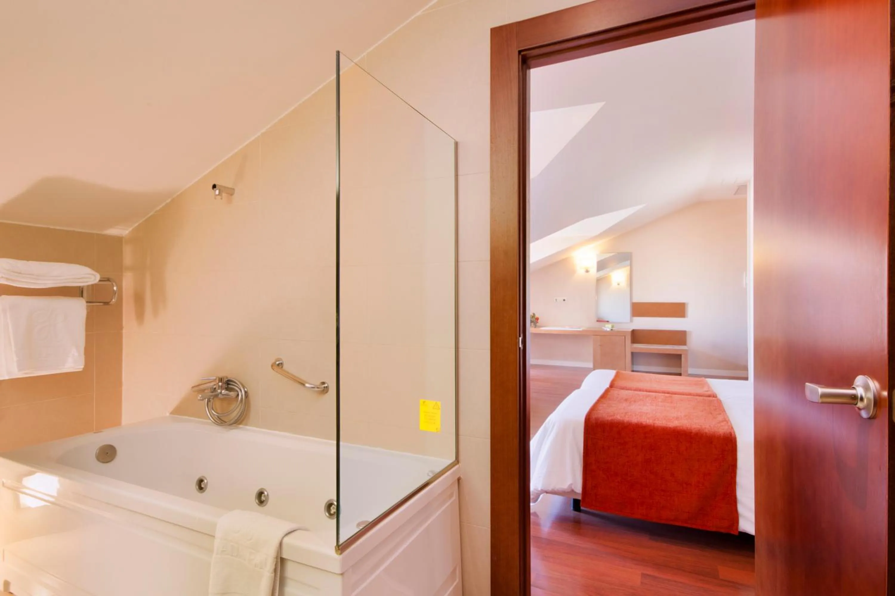 Bathroom, Bed in Hotel Granada Palace