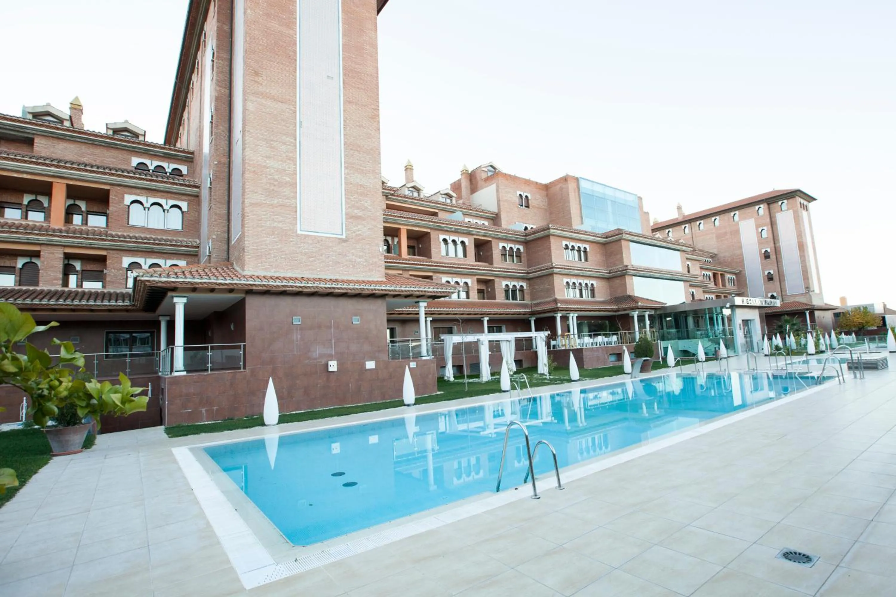 Swimming pool in Hotel Granada Palace