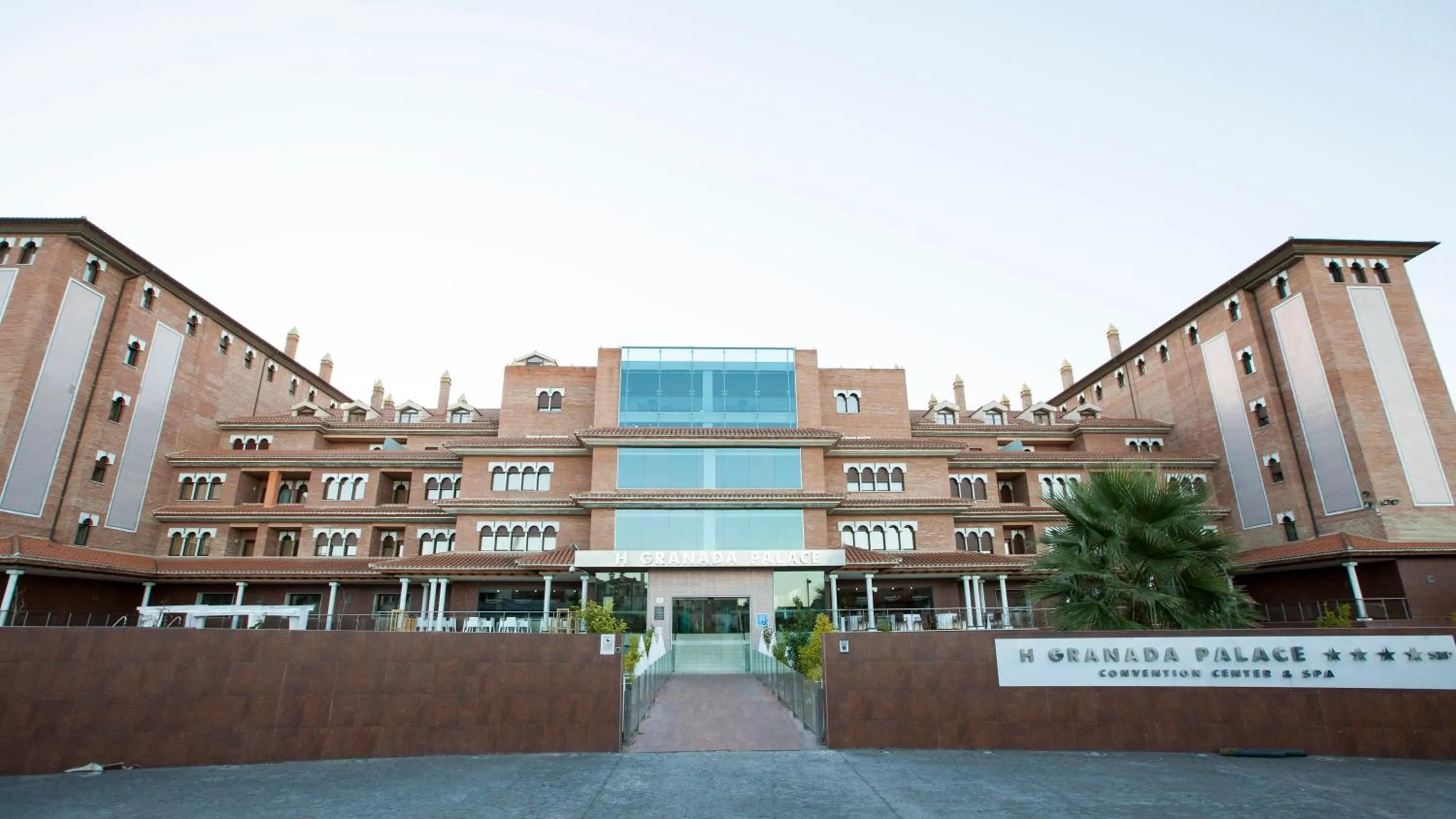 Facade/entrance in Hotel Granada Palace
