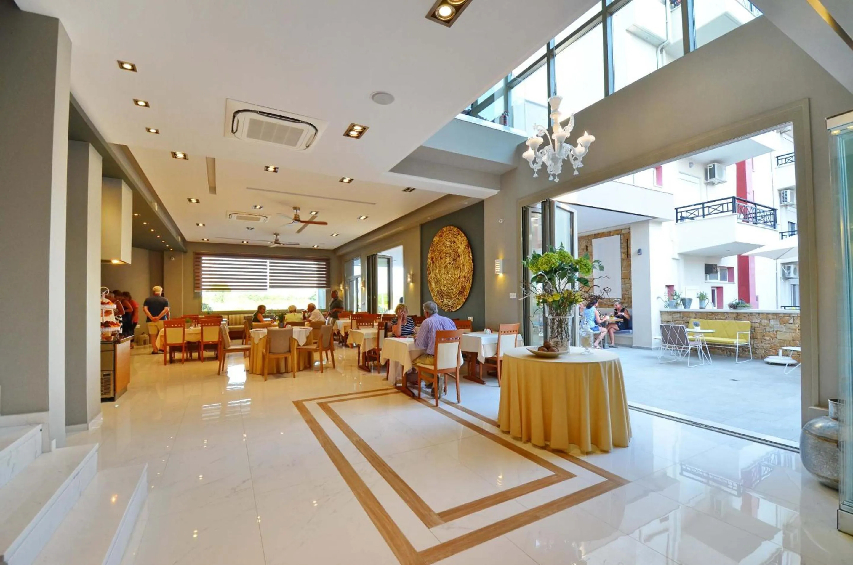 Restaurant/places to eat in Hotel Evilion Sea And Sun