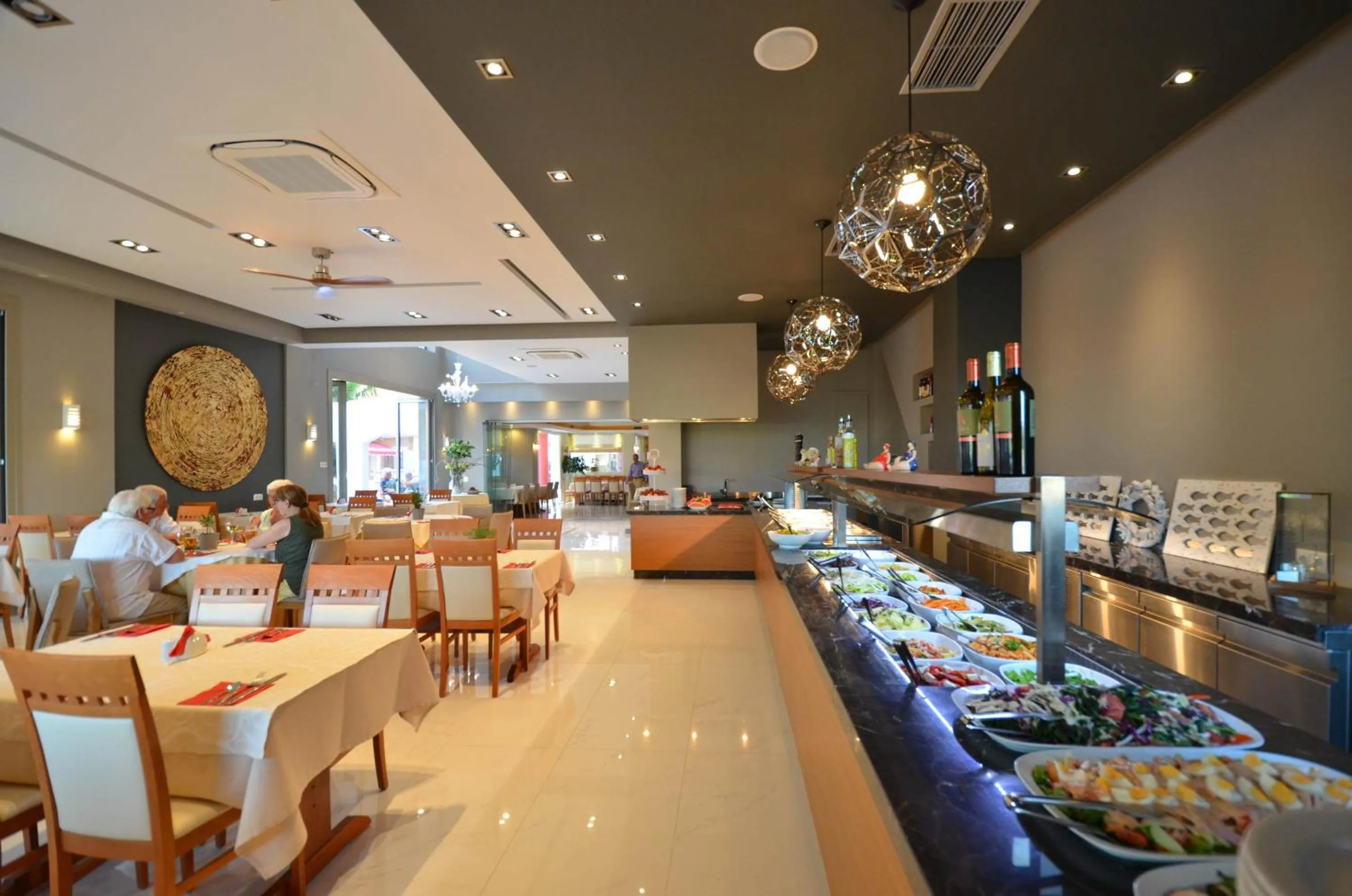 Restaurant/places to eat in Hotel Evilion Sea And Sun