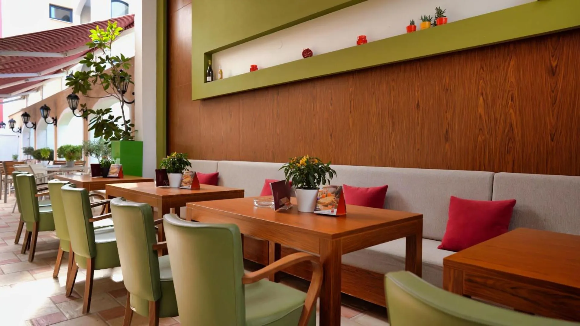 Restaurant/places to eat in Hotel Evilion Sea And Sun